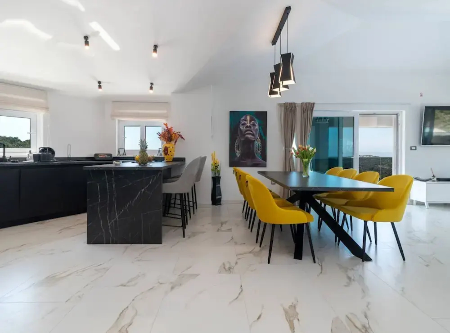 Luminous Infinity Villa With Pool and Gym