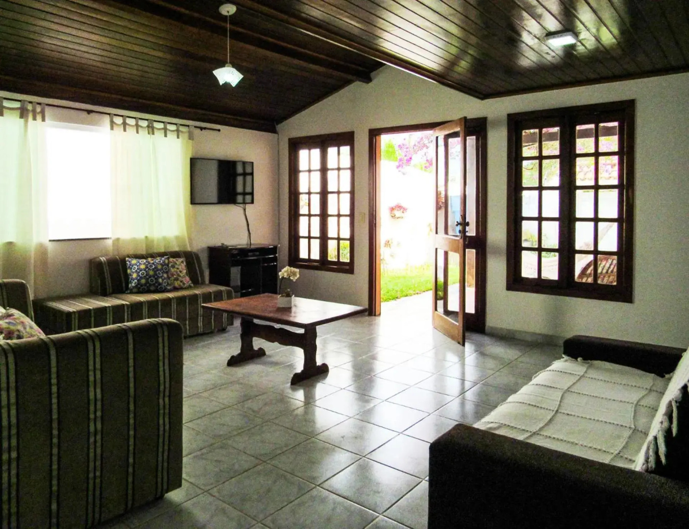 Casa com 4 Suítes, Piscina, Área Gourmet e Wifi