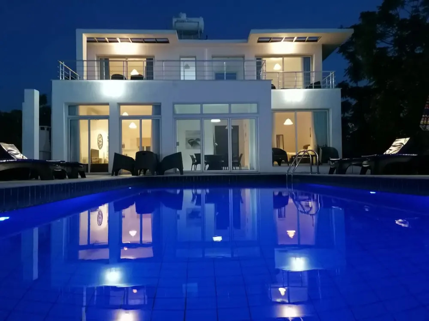 Sea Cliff villa, 4 beds, sleeps 2- 7, Free Wifi, Heated Pool option.
