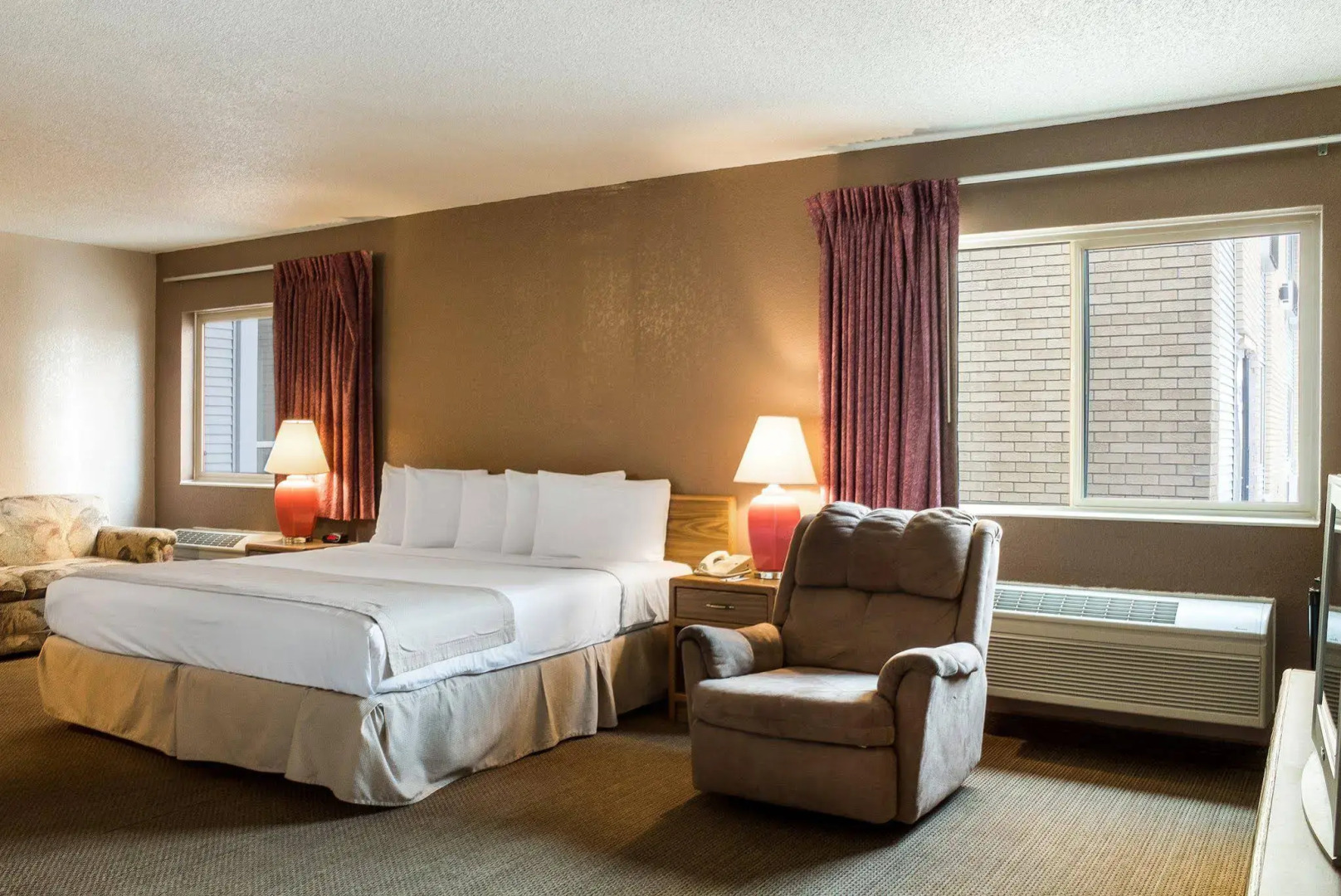 Bison Inn & Suites on University