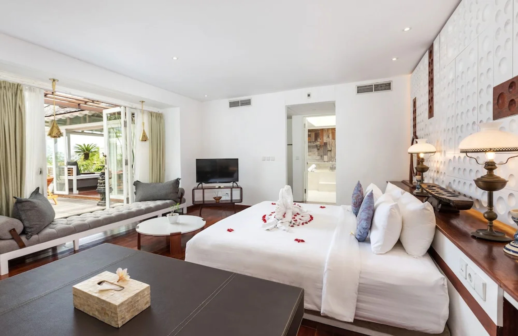 Exquisite Oceanfront 1 Br Villa in Seminyak