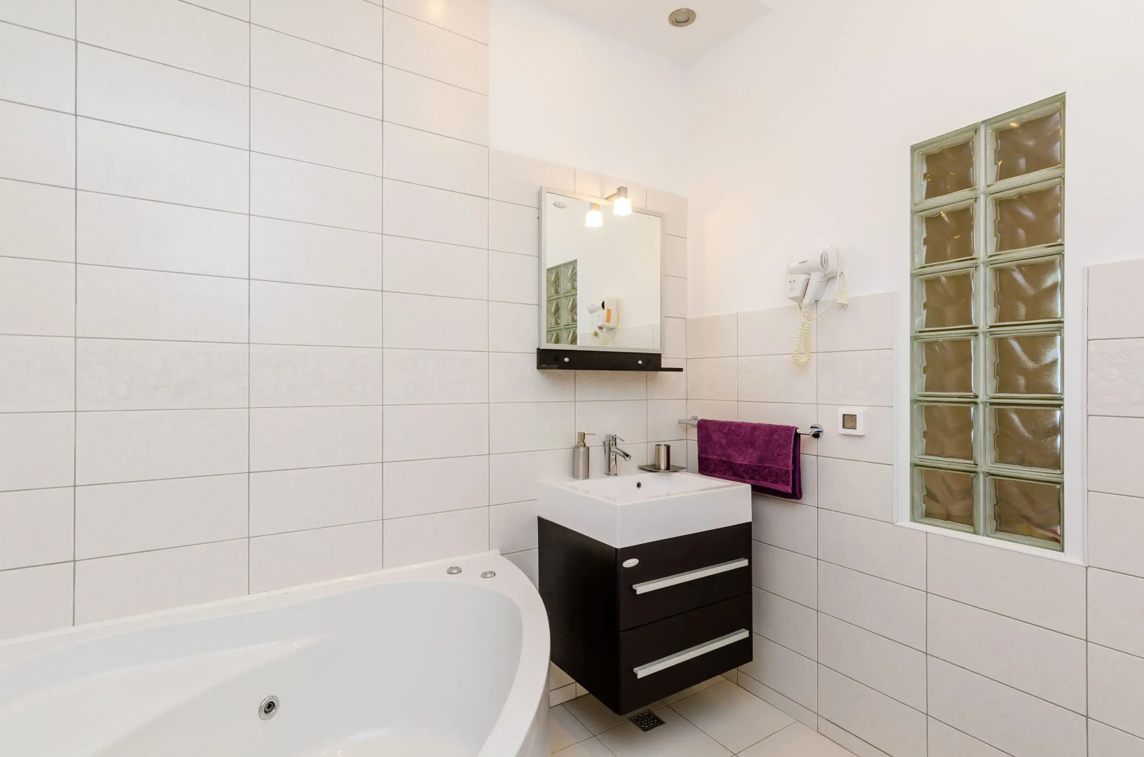 Villa Art Gallery - Six Bedroom Villa with Terrace and Swimming Pool