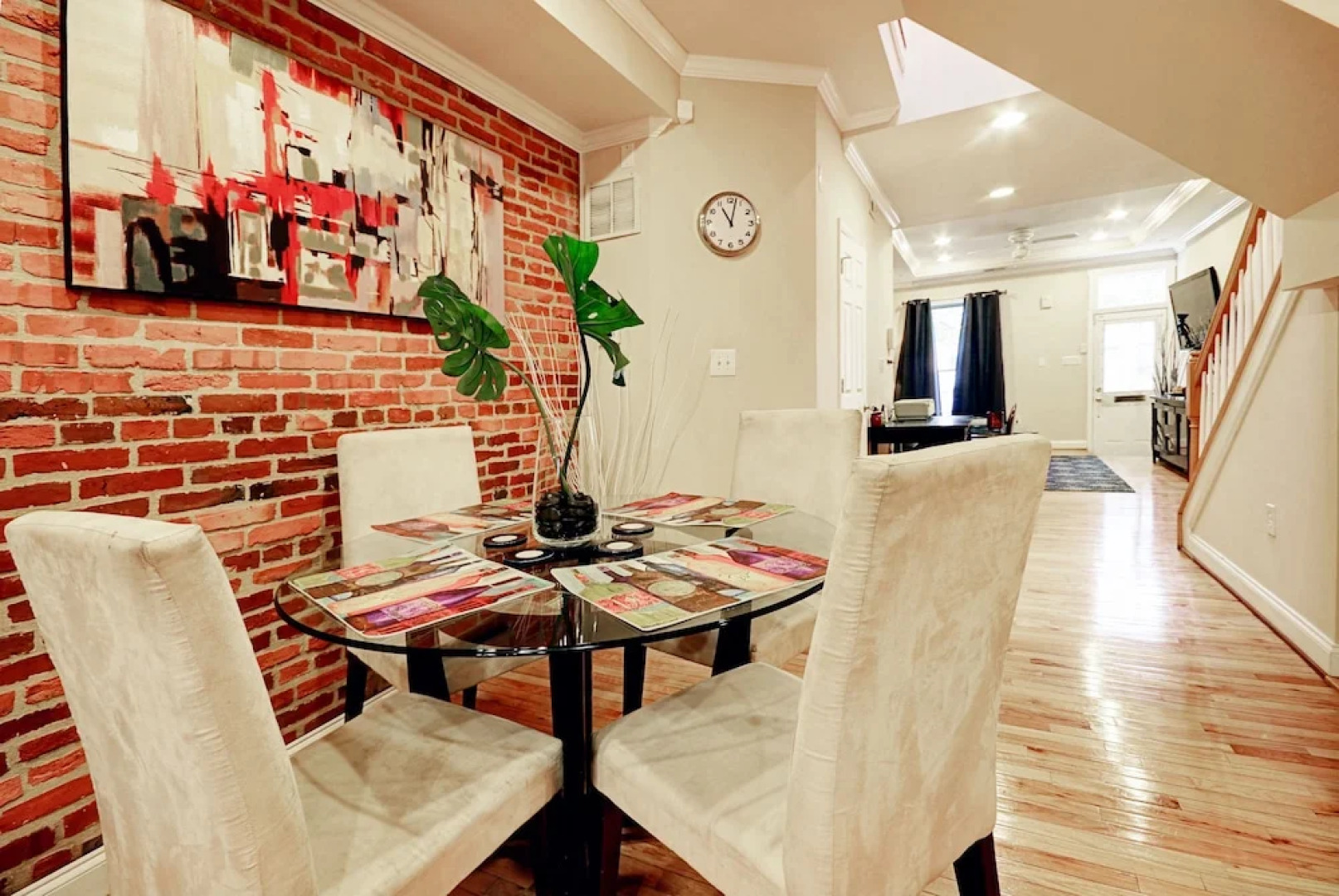 Brick 3BR Home in Trendy Neighborhood, Newly Renovated! Holiday home 3