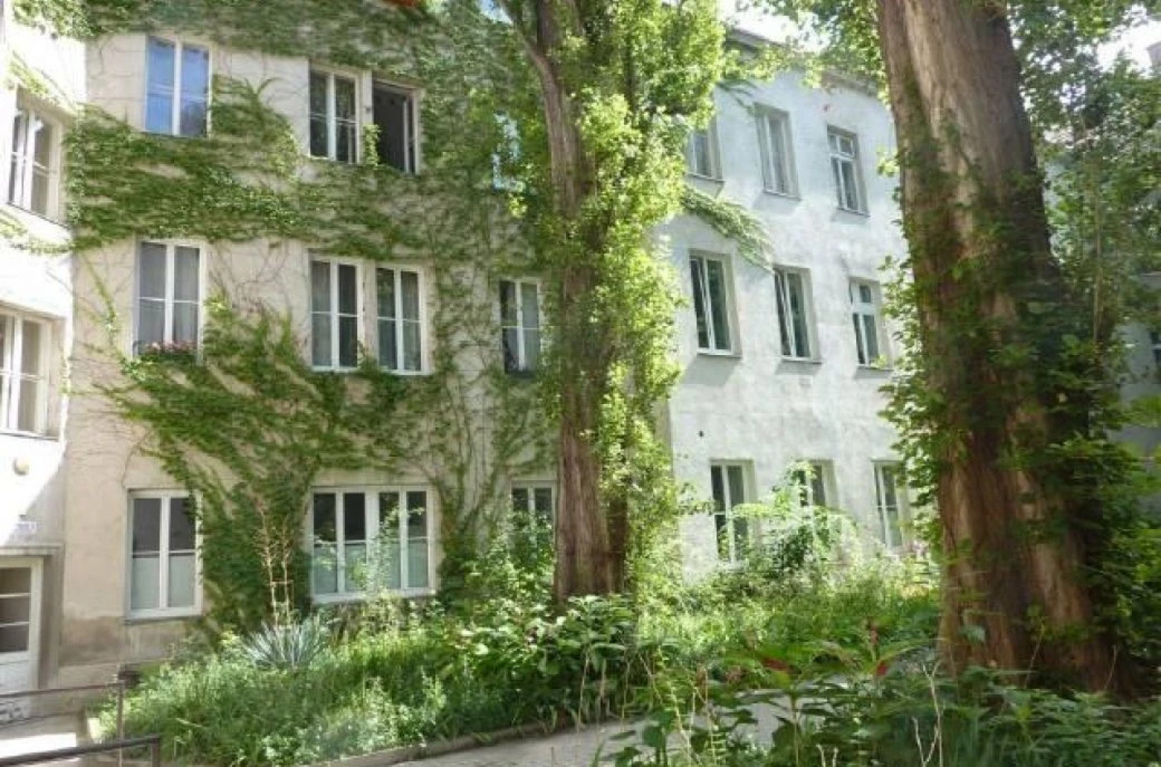 GoVienna Small Modern Apartment