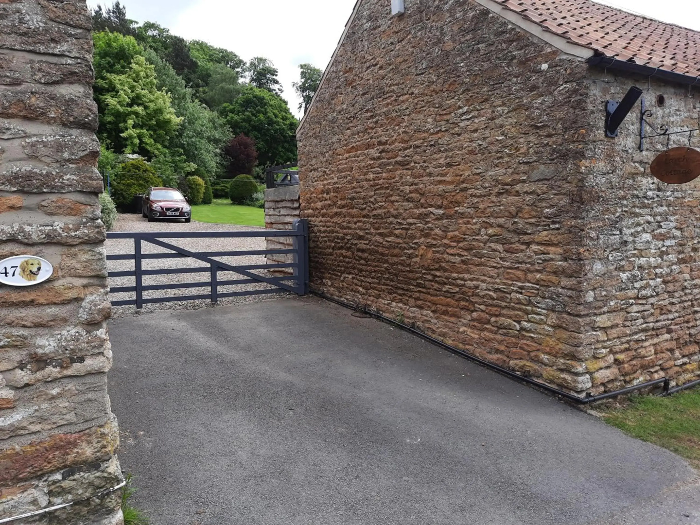 Larch Cottage, Ruston dog friendly with hot tub