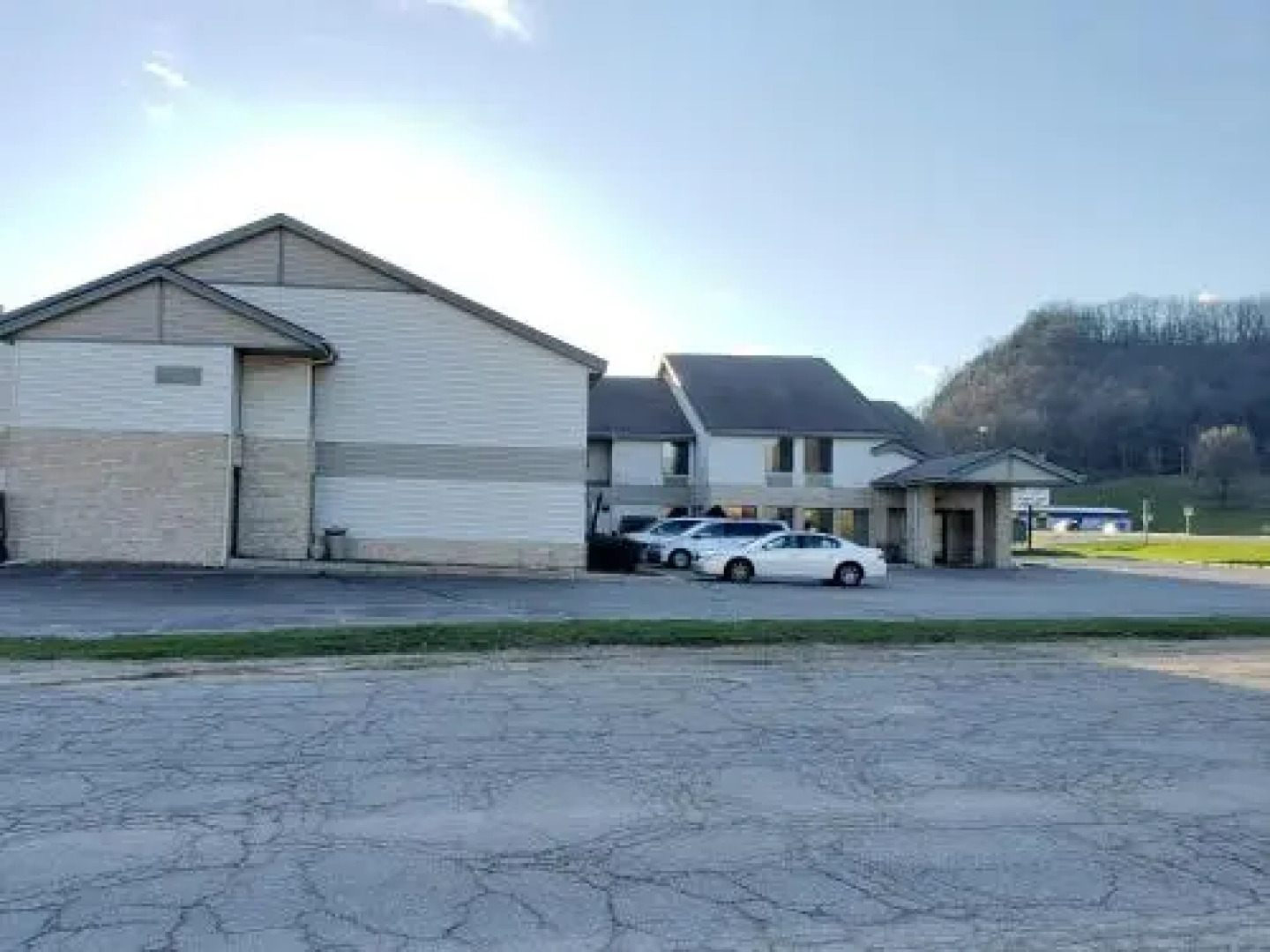 The Center Lodge and Jacuzzi Suites