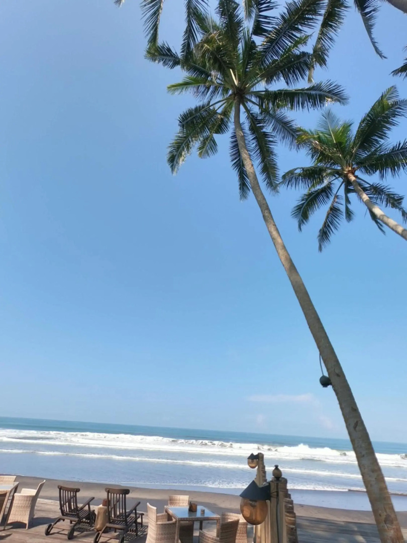 Beachfront Villa Nixie and the Sea