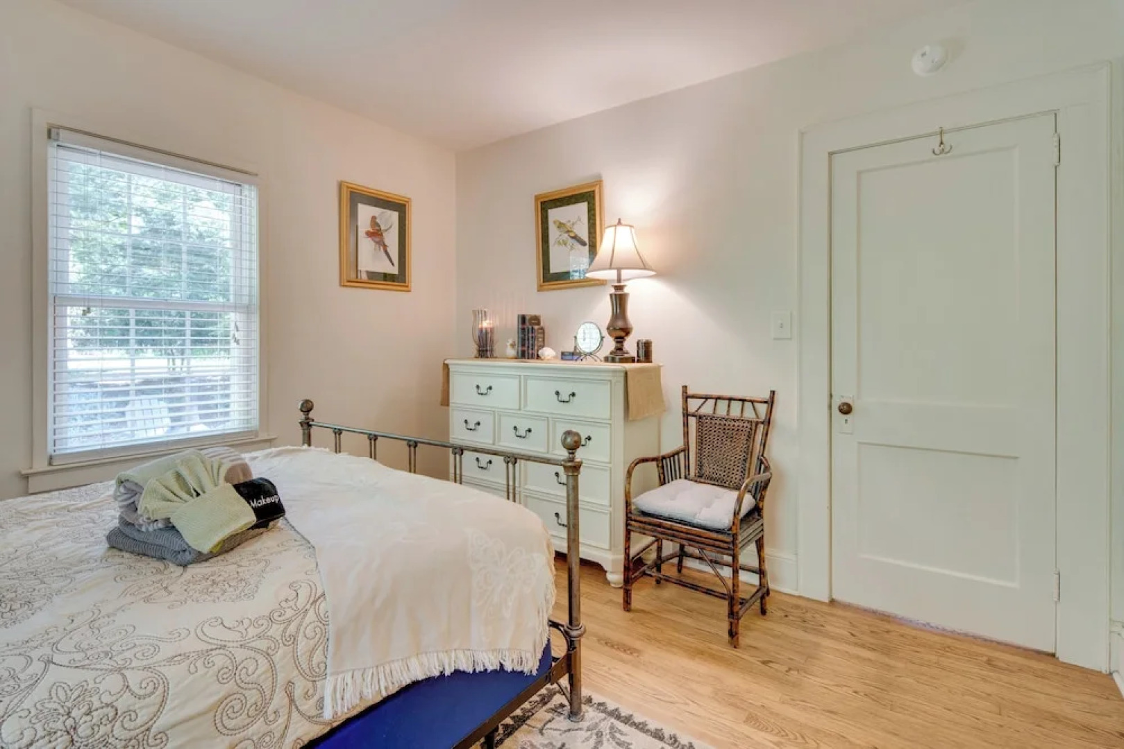 7 Mi to The Biltmore: 'Le Canard' Cottage w/ Porch