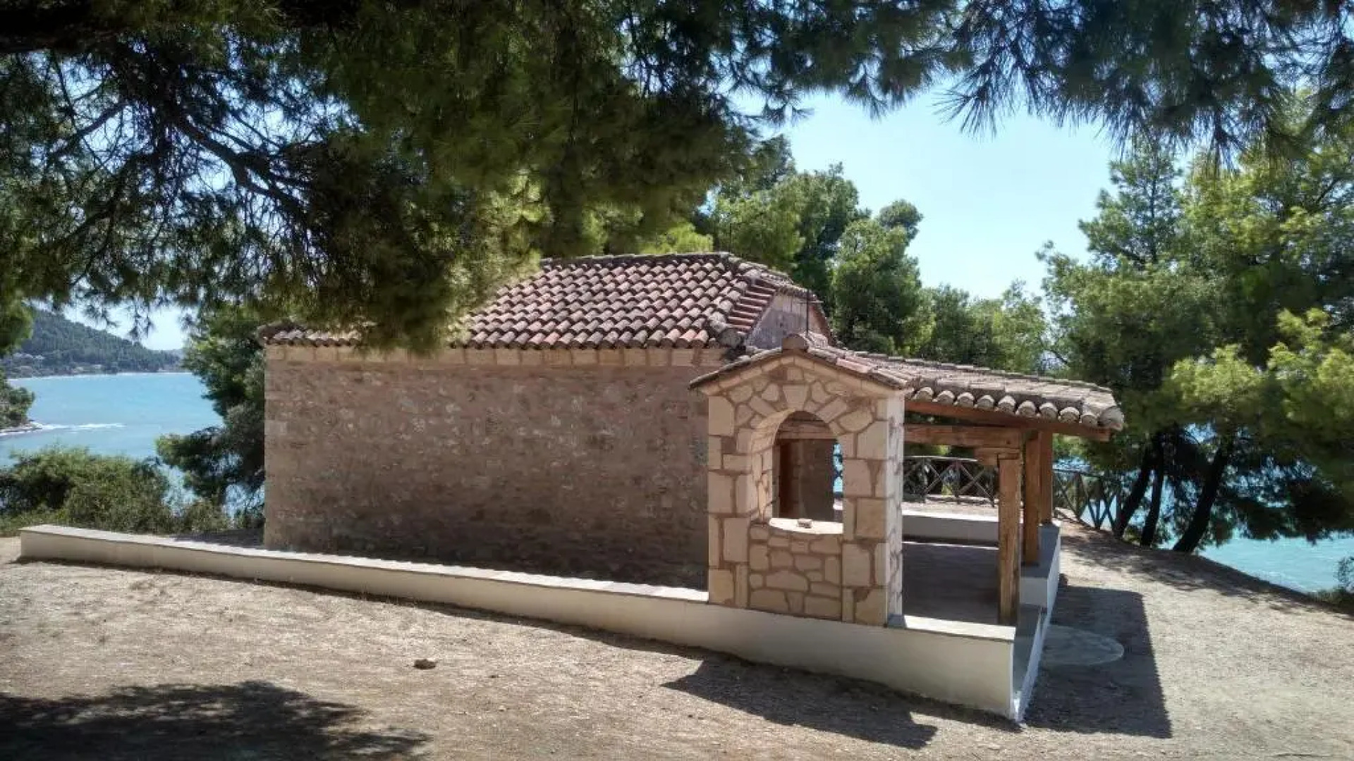 2-bed maisonette in pine forest, 250m from beach between Skala Fourka and Siviri