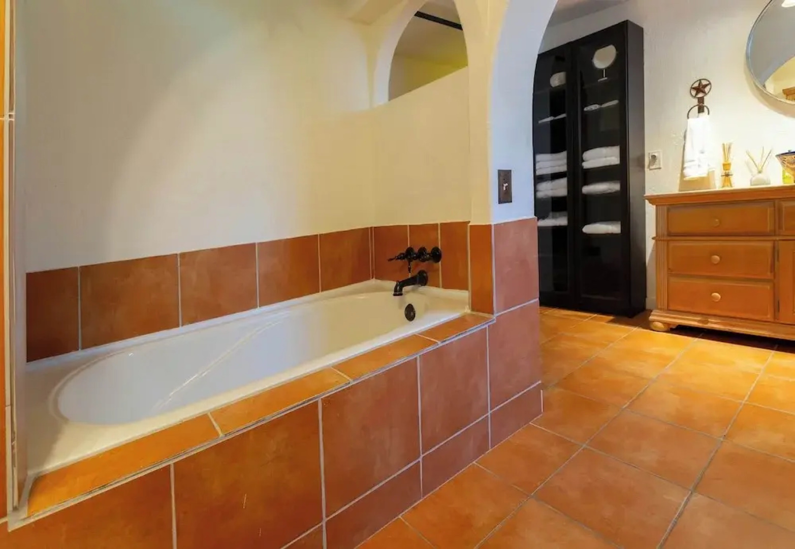 Willie's Hill Country Hideaway - Stay for 8 With Hot Tub & Fire Pit