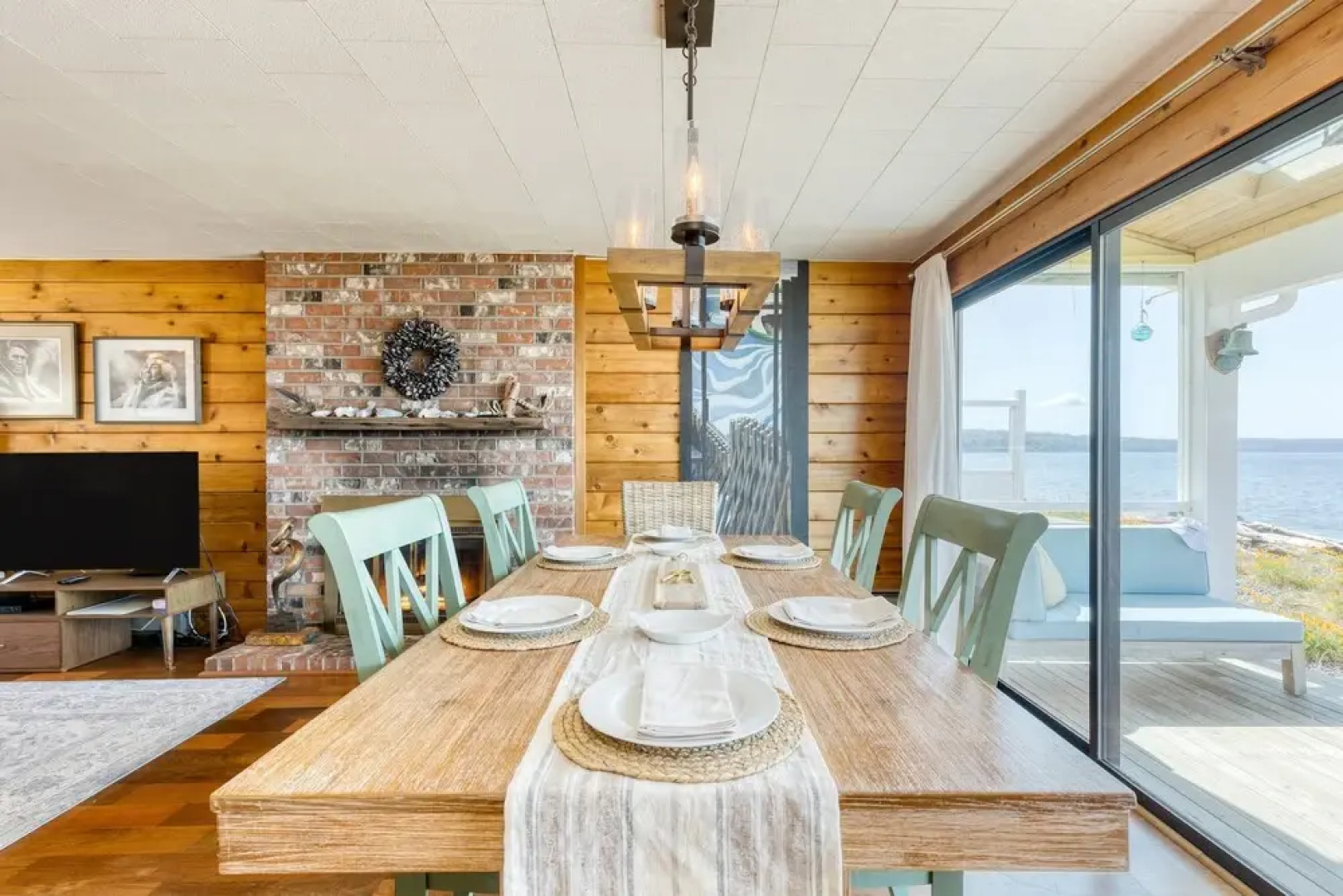 Vintage Beach House by Avantstay Waterfront Home