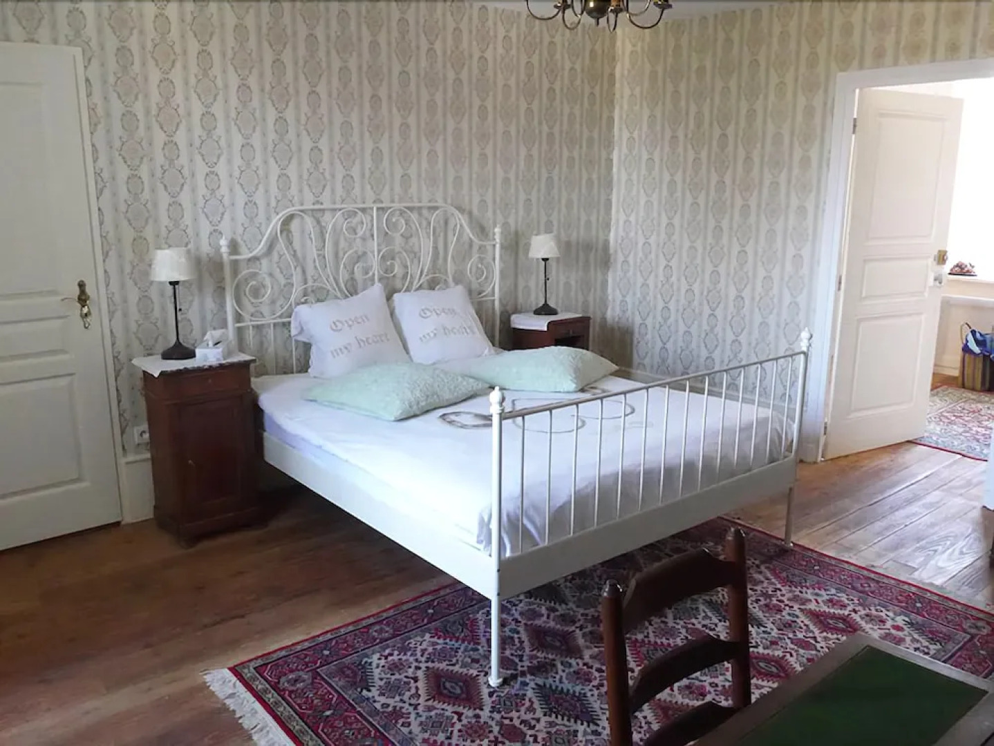 Petit Château Armand Bourgoin  B & B