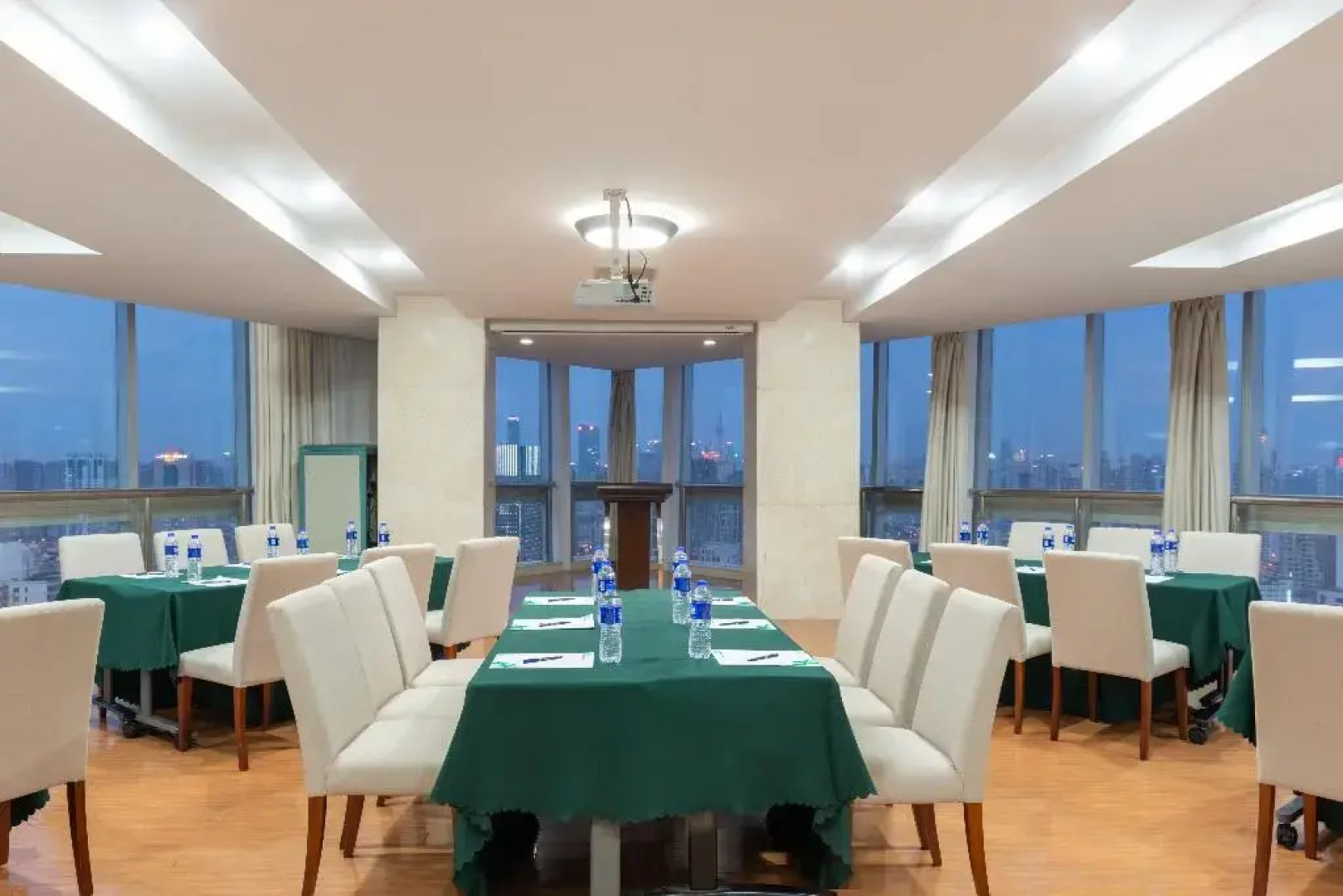 Holiday Inn Shanghai Jing'an by IHG