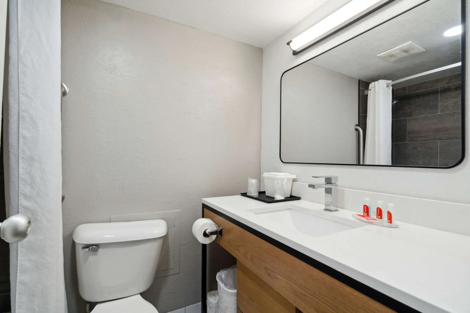 Econo Lodge Inn & Suites