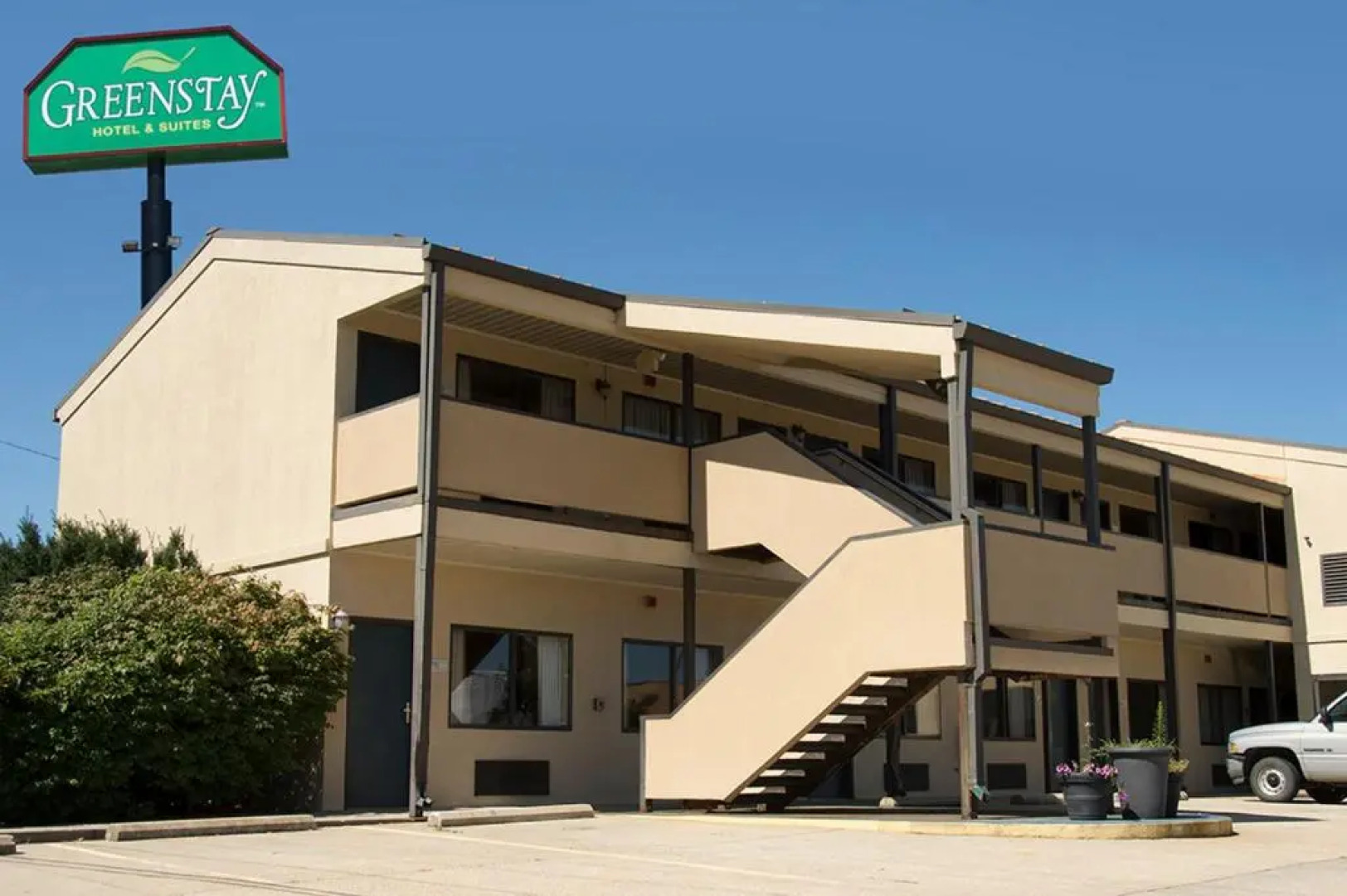 Greenlight Inn & Suites