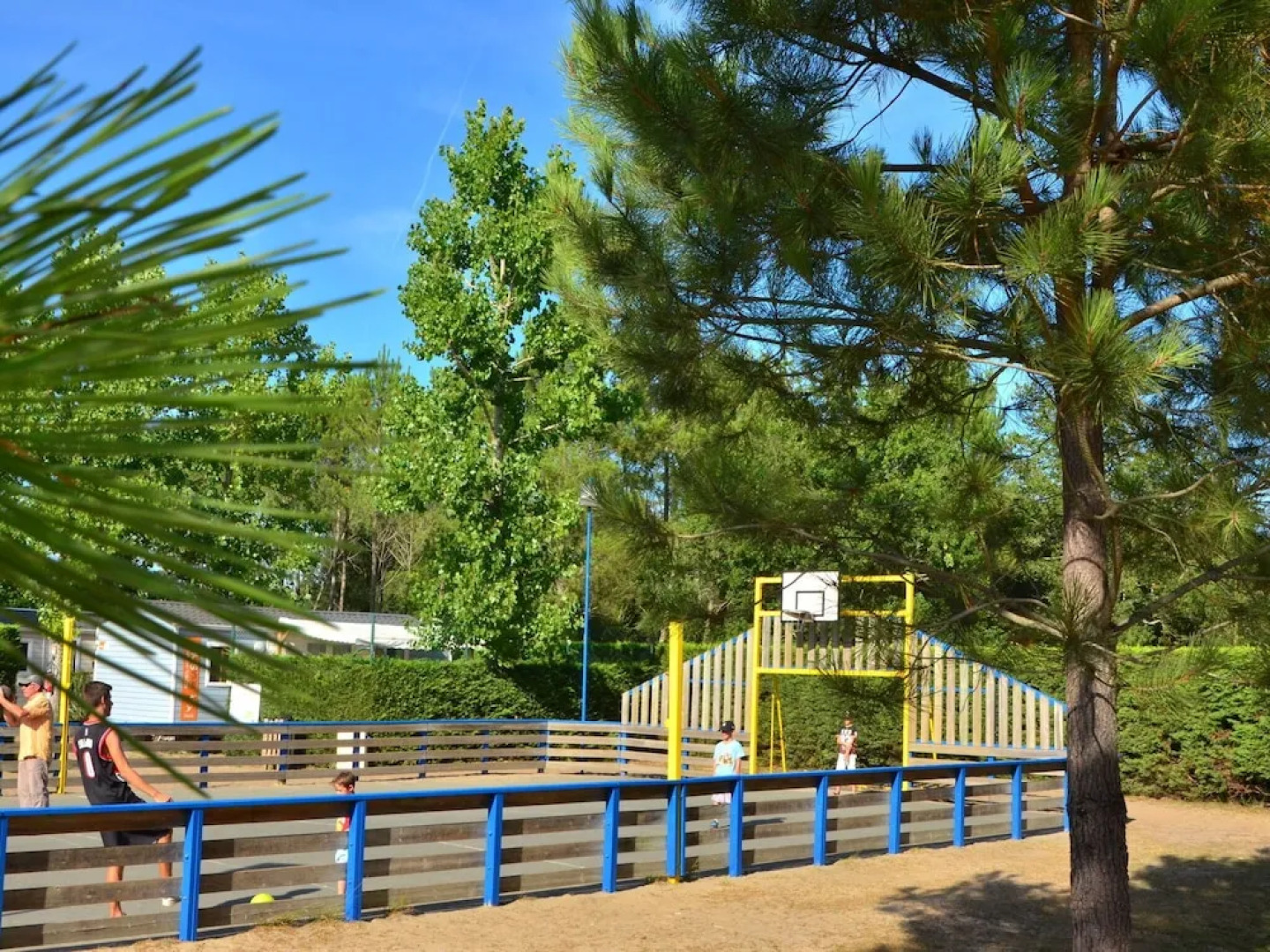 Cozy Mobile Home With Covered Terrace Close to the Beach