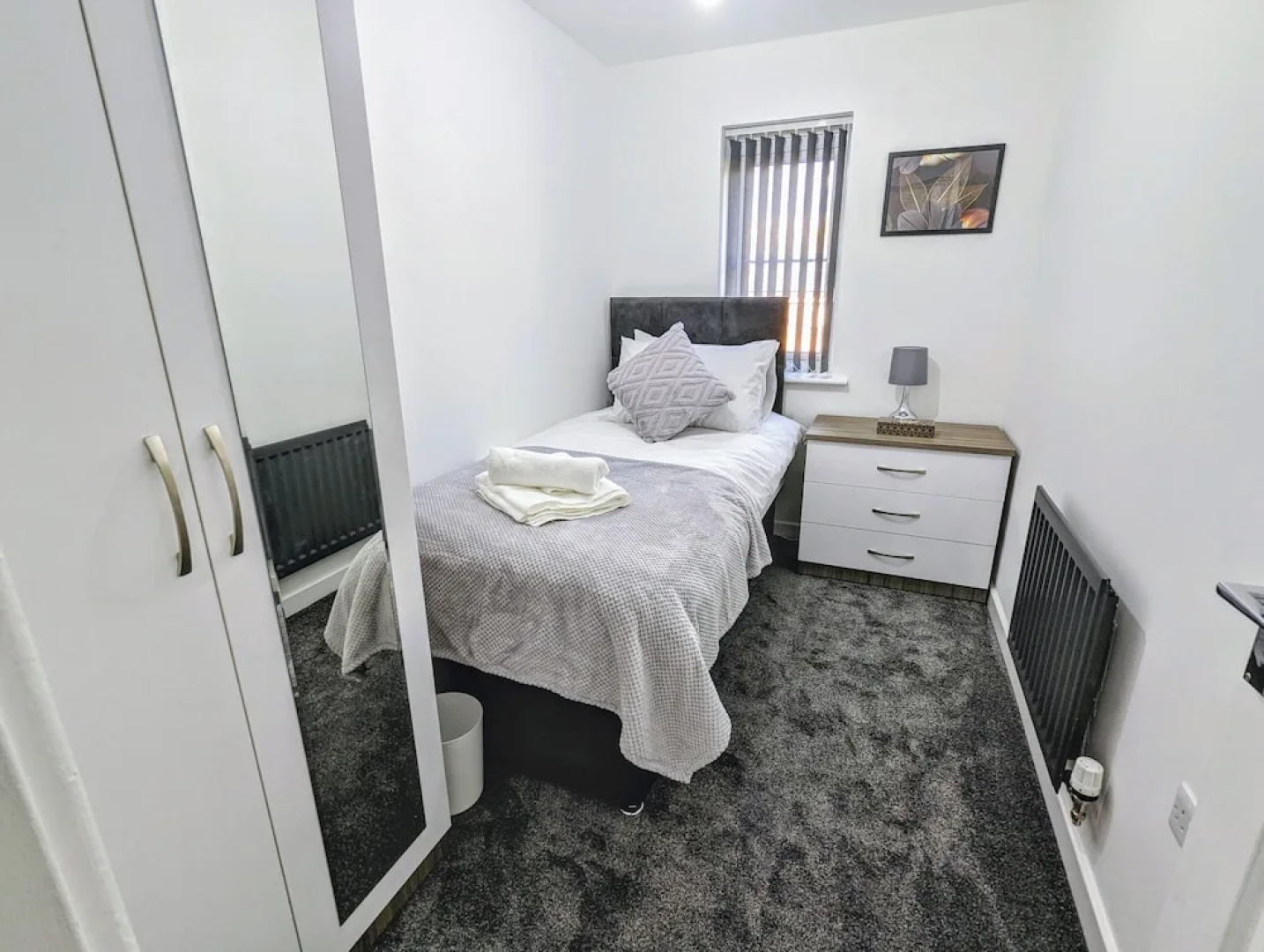 Burnley Entire House 4-bedrooms-sleeps 6-driveway