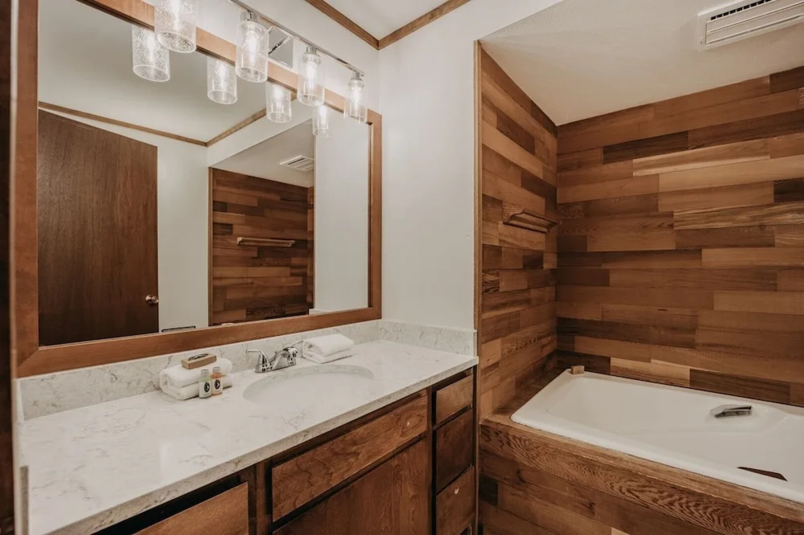84sw - Sauna - Soaker Tub -  Fireplace - Sleeps 6 2 Bedroom Home by RedAwning