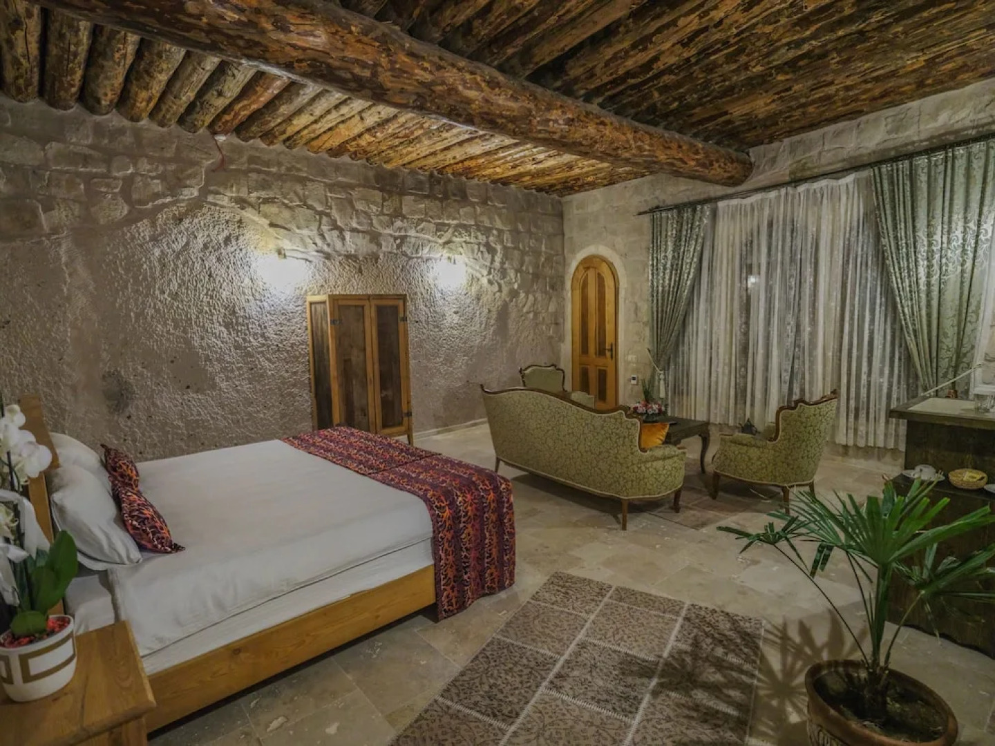 Kalsedon Cave Suites