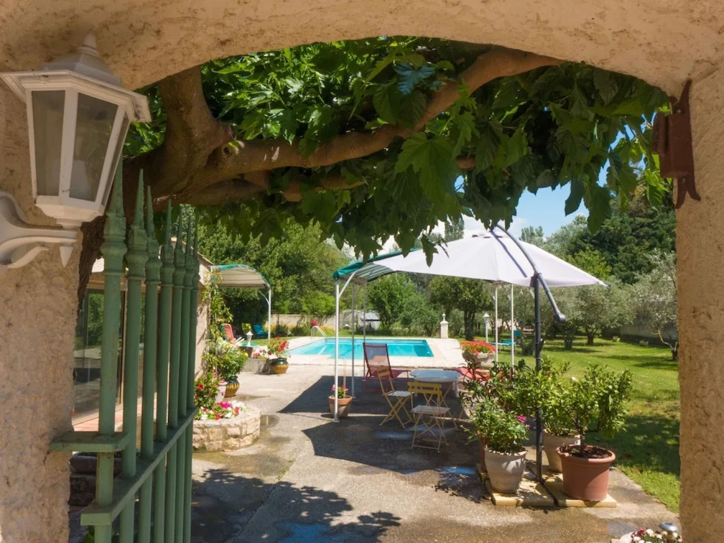 Attractive Villa in Roquemaure With Swimming Pool