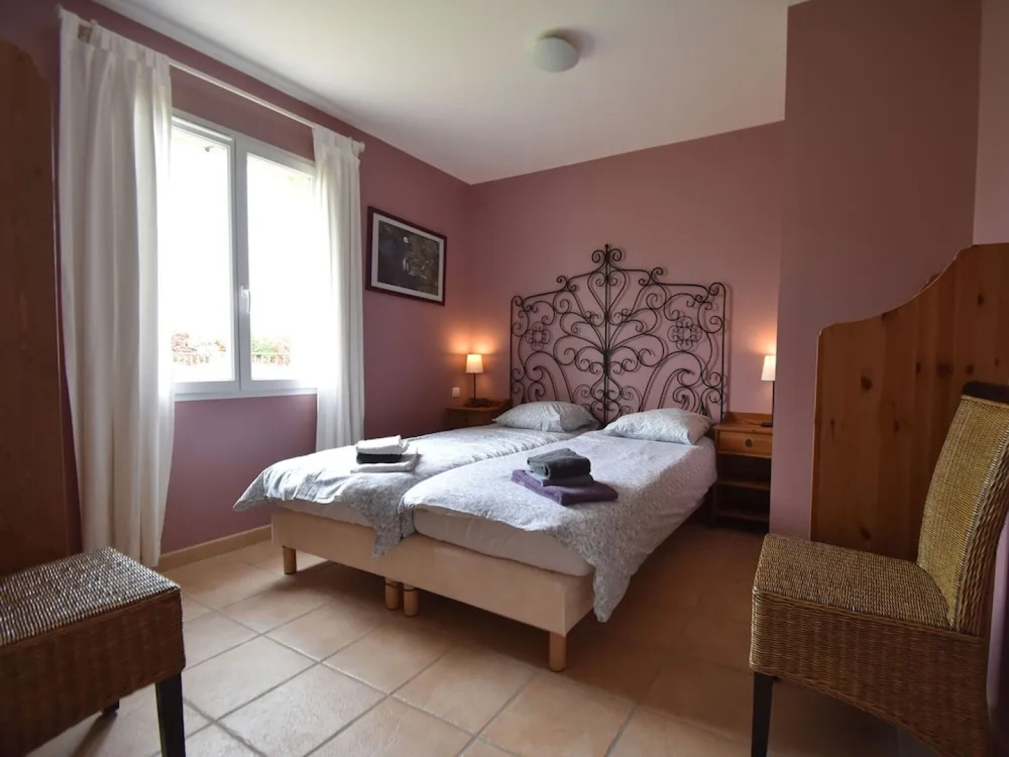 Villa with air-con, heated pool, jacuzzi, fenced garden and kids play equipment