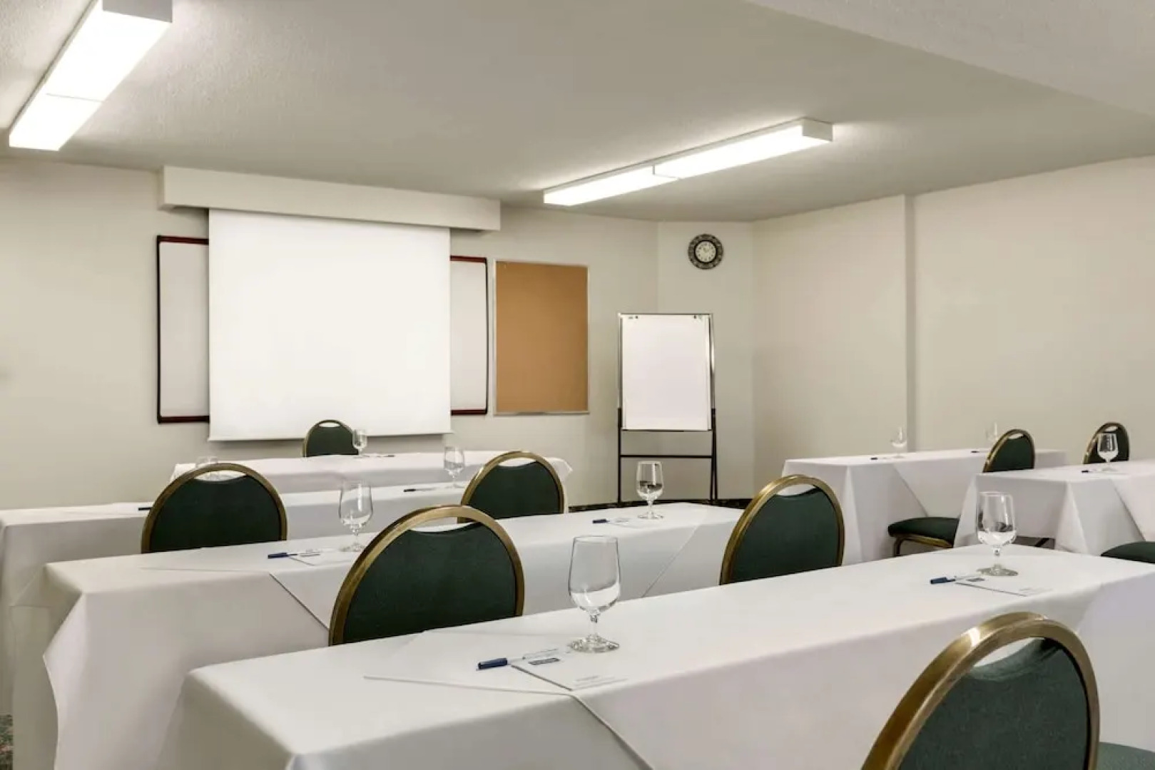 Travelodge Kingston LaSalle Hotel