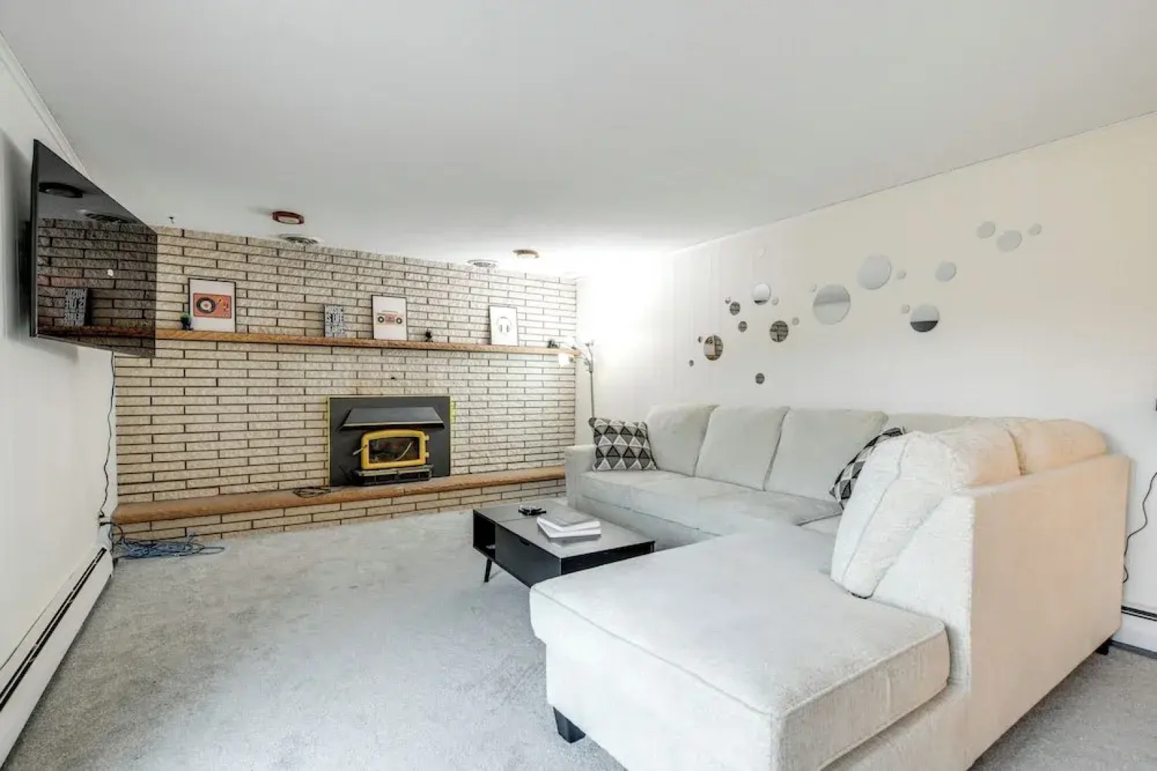 Deck & Seasonal Pool: Spacious Home Near Buffalo!