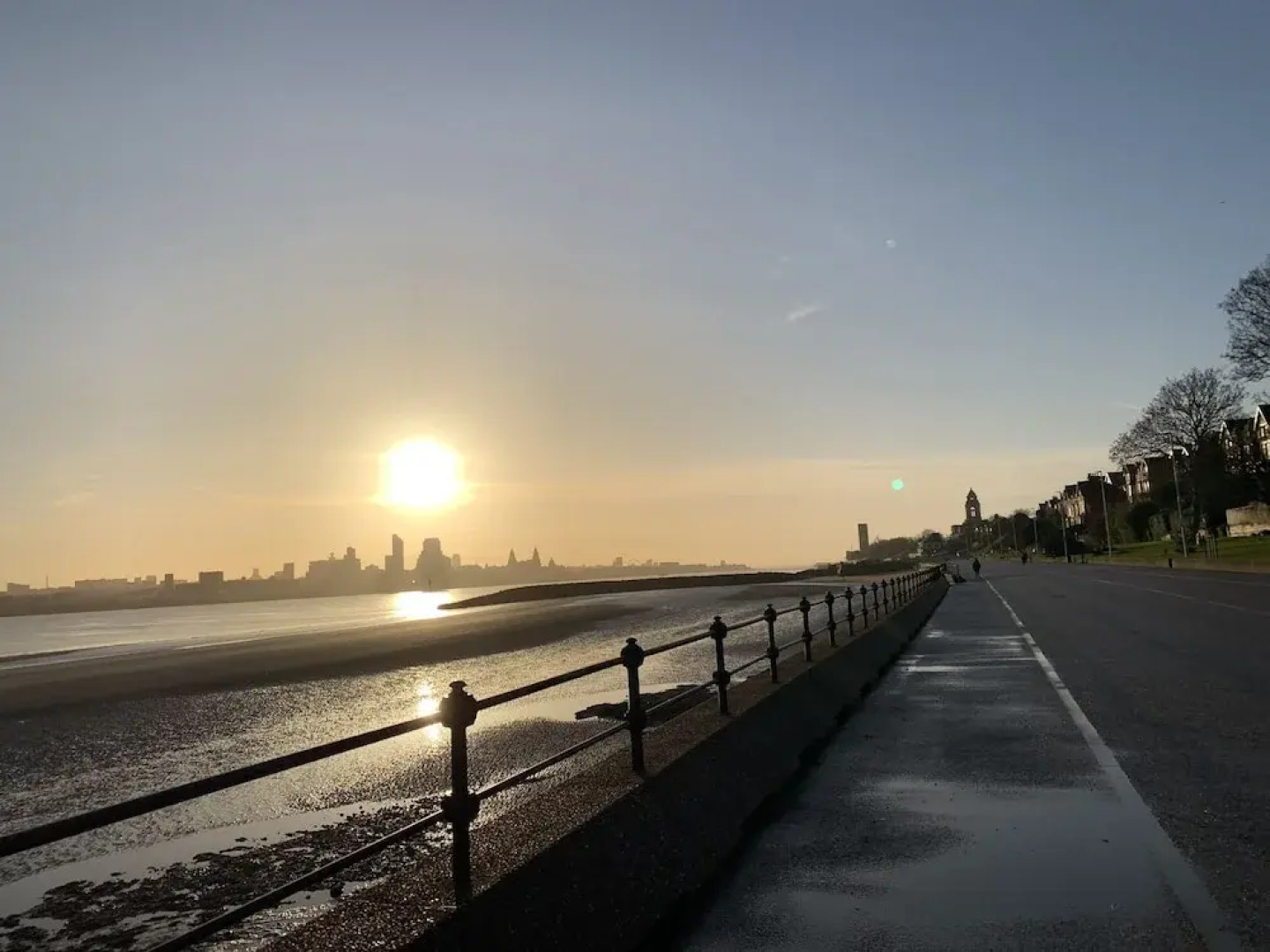 Lovely 2-bed Apartment in Wallasey, Sleeps 4