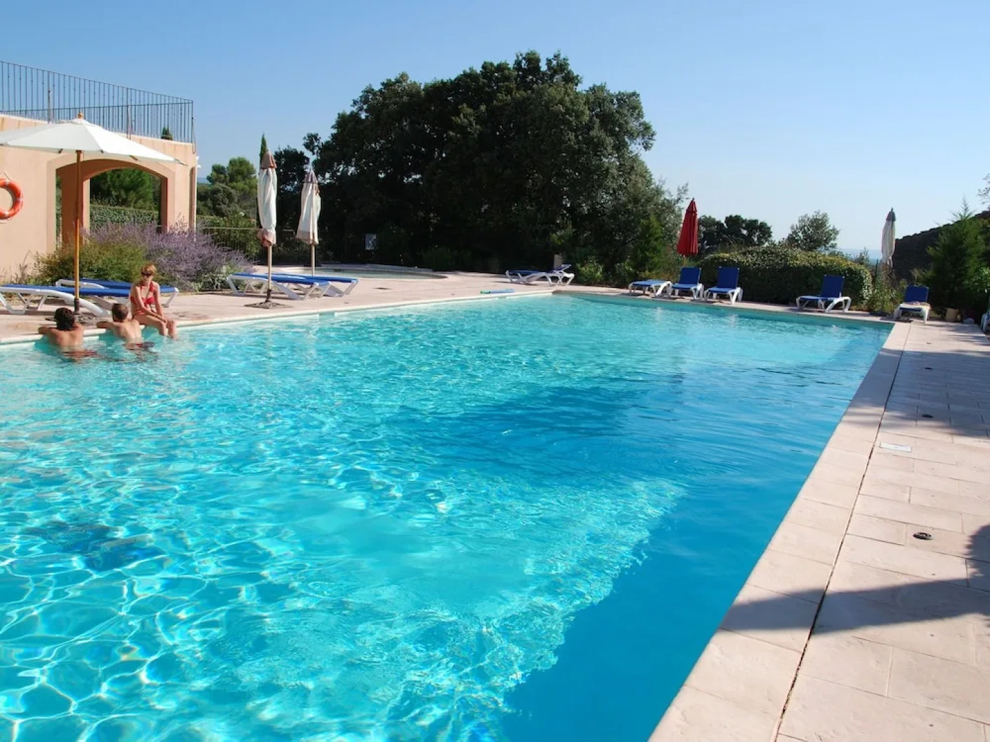 Modern Villa in Saumane-de-Vaucluse with Swimming Pool