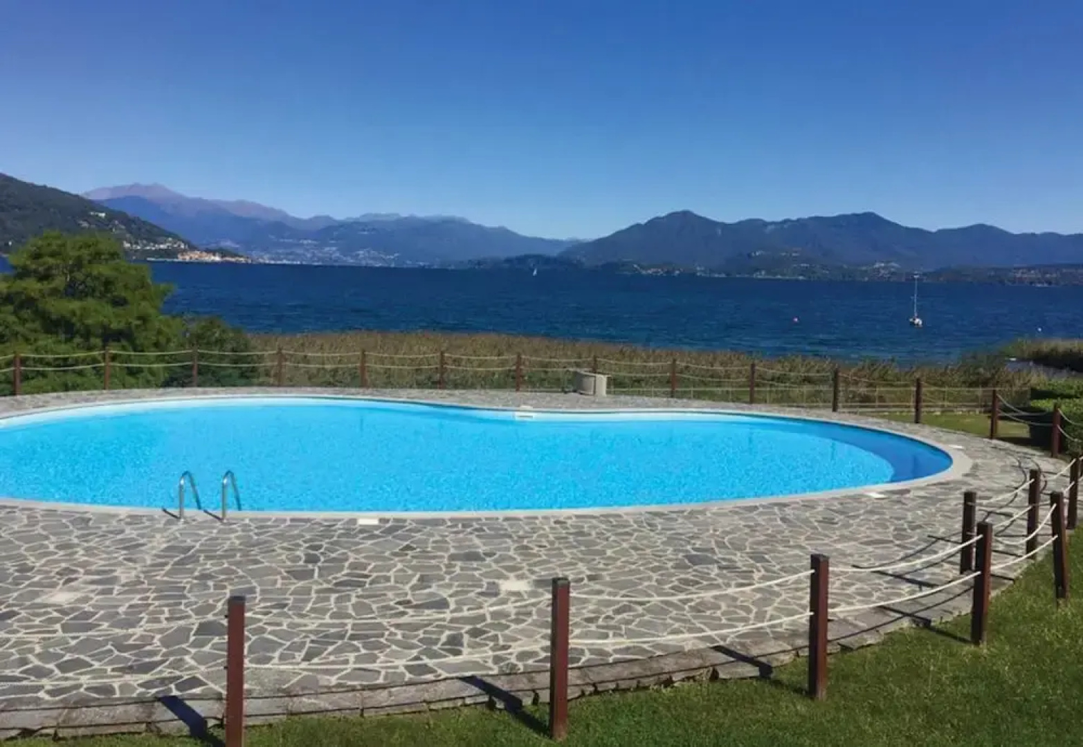 Lake View Pool Apartment in Ranco