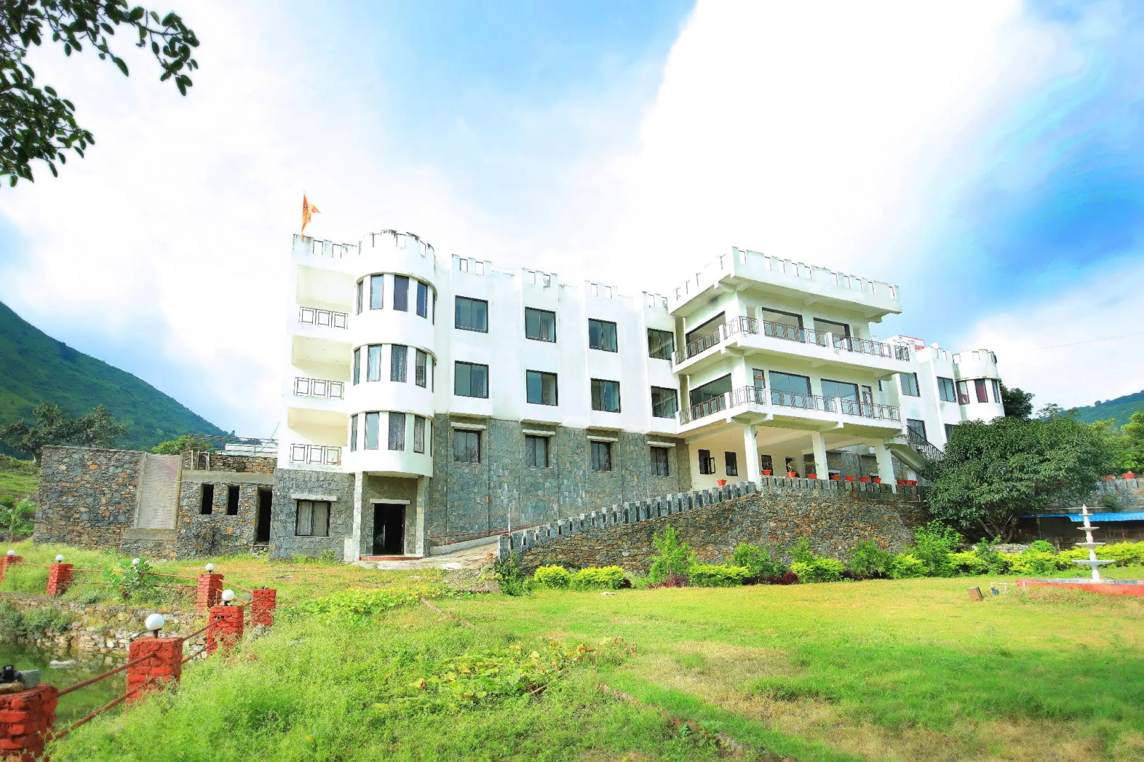 Rang Bhawan Inn- A Lake View Hotel