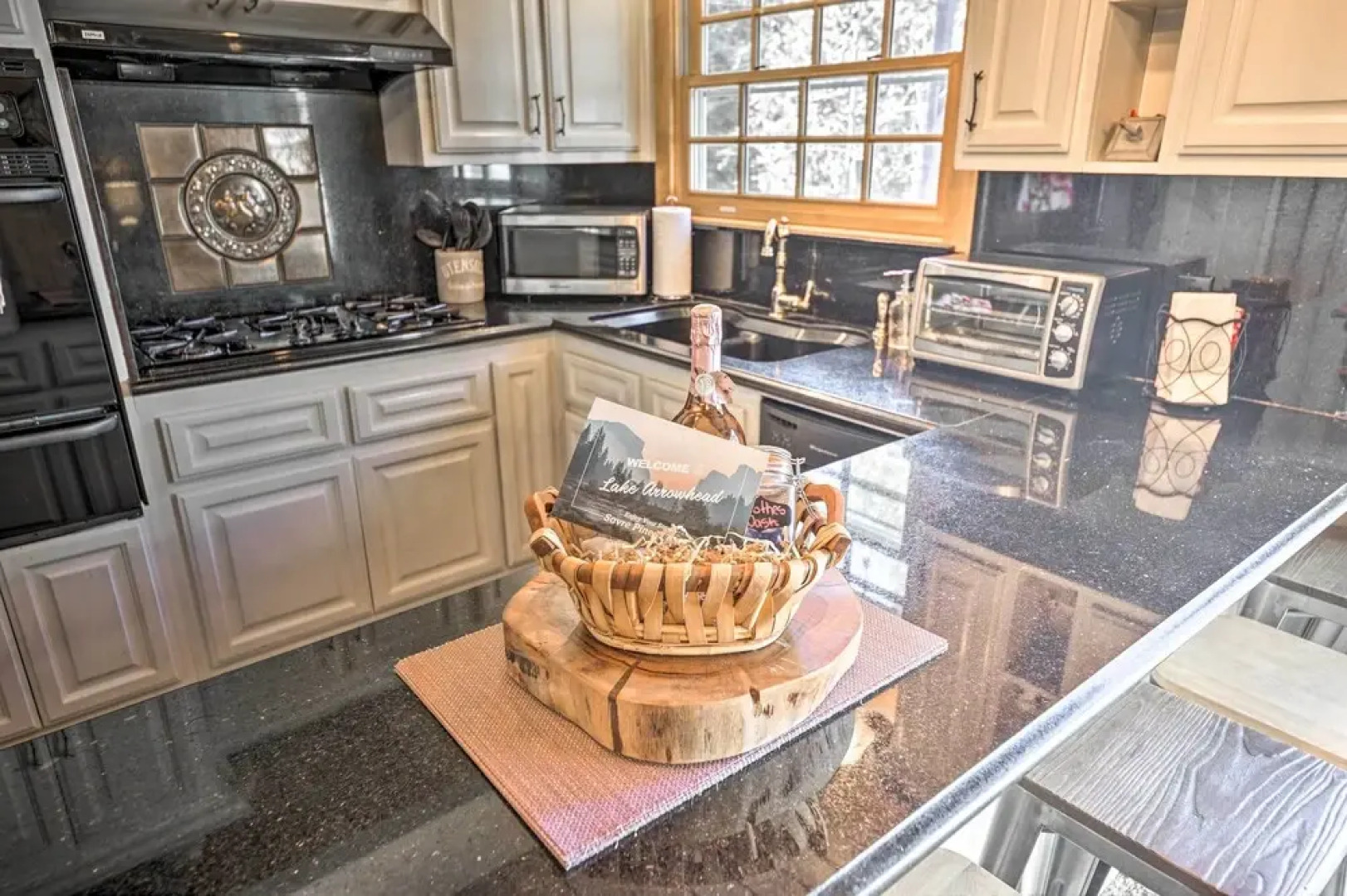 Cute Cabin + Deck < 2 Mi to Lake Arrowhead Village