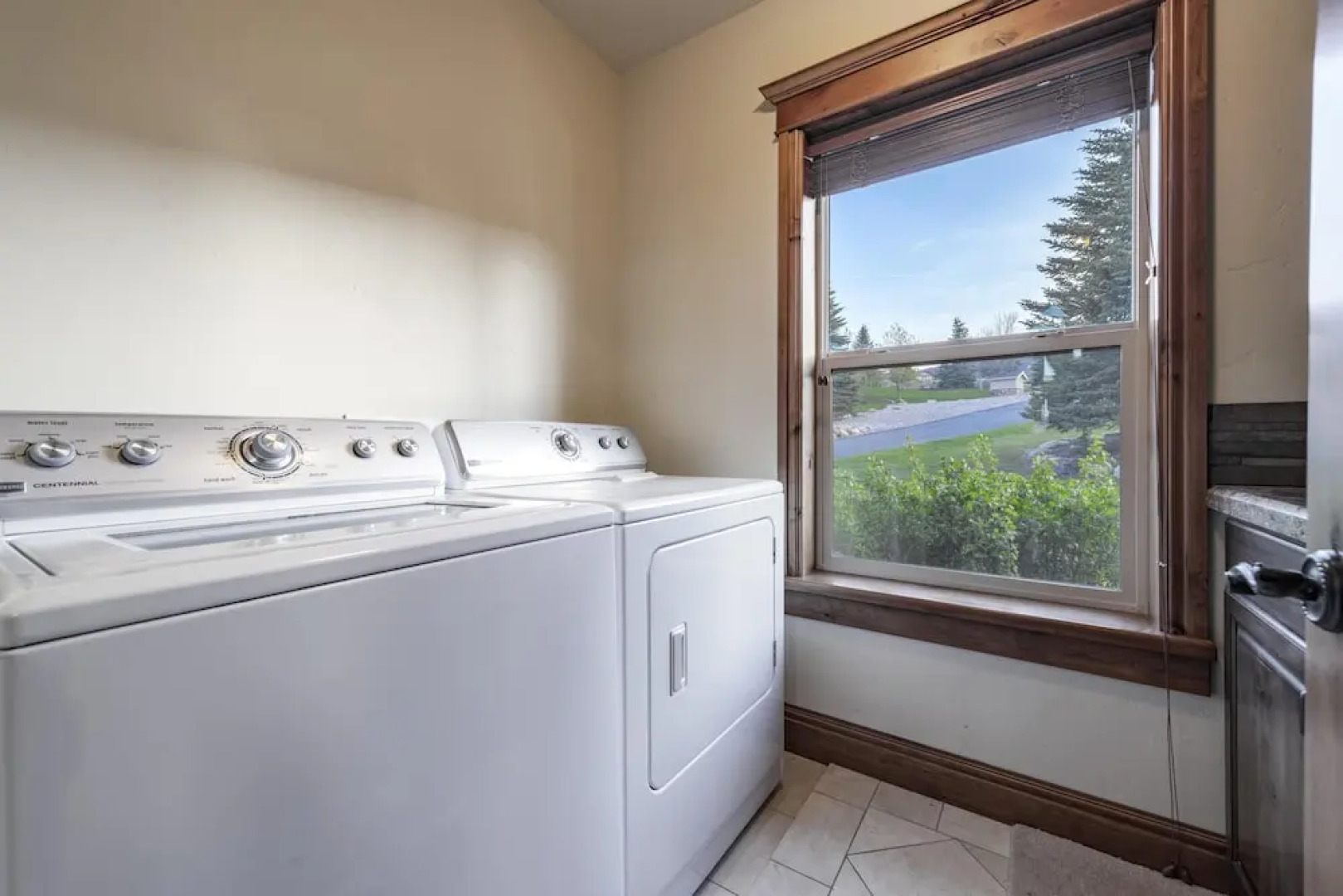 Golf Course Home, Sleeps 30, Private Hot Tub, Access to Ideal Beach, Amazing Views and Space!