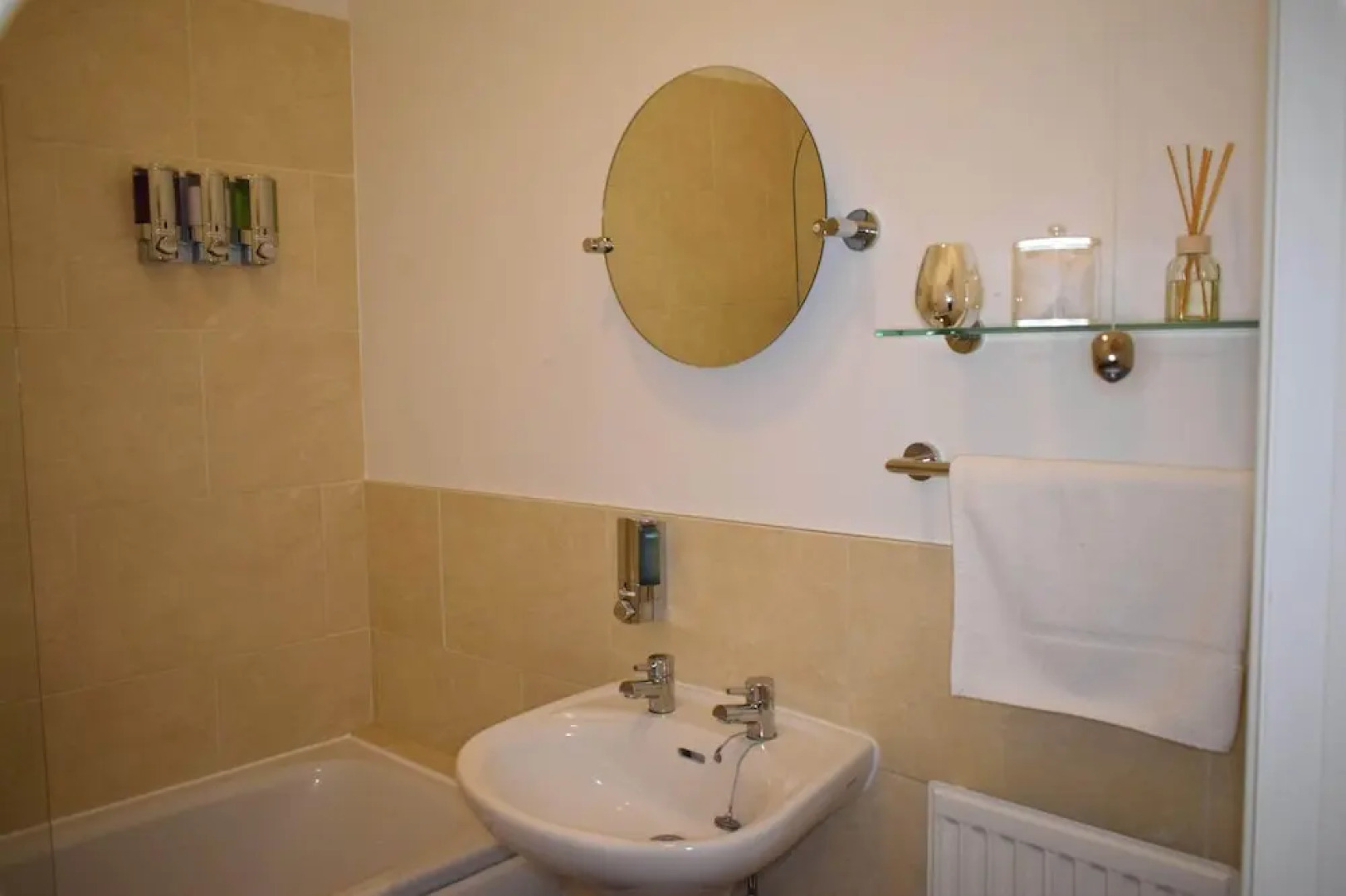 Higher Living-Professional Southsea Apartment