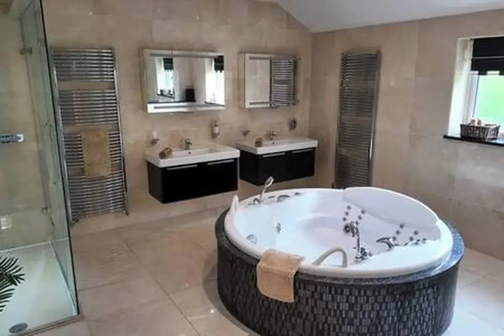 Stratford 4 BR Family Mansion With Pool, Gym & BBQ