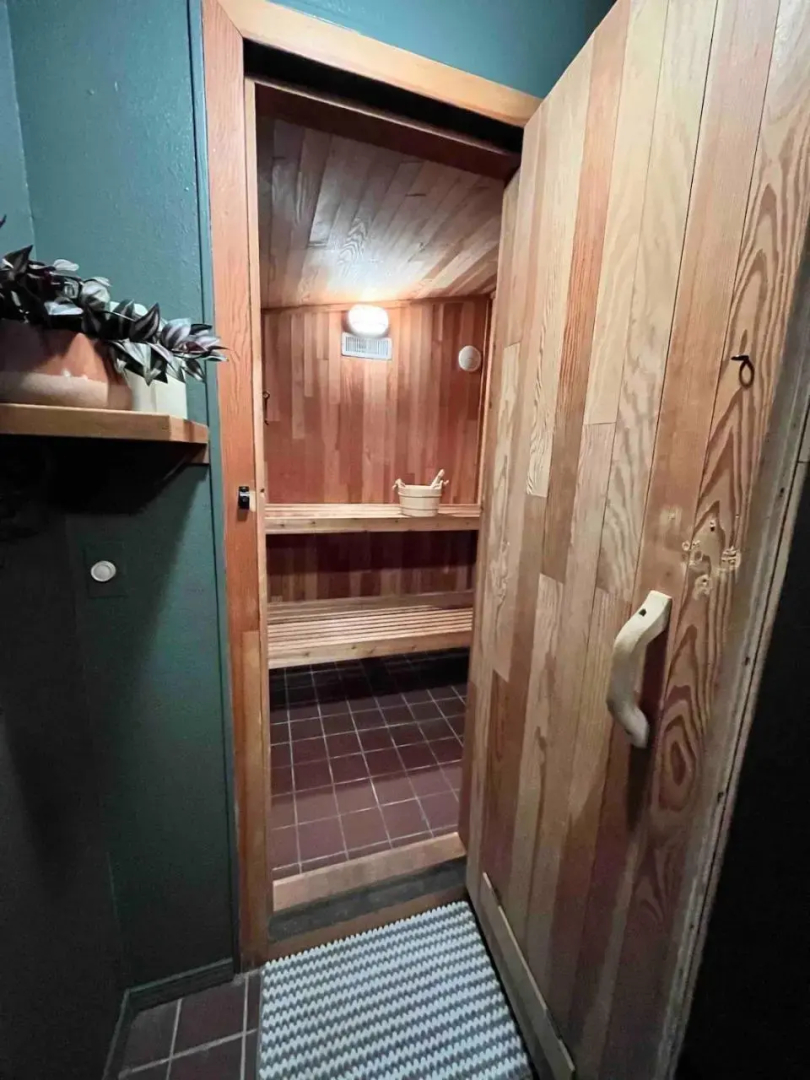 Olympic House: 3min from ONP w/ Sauna + Rec room