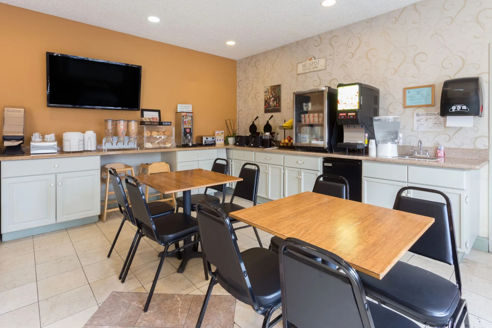 Howard Johnson Hotel & Suites by Wyndham Vancouver