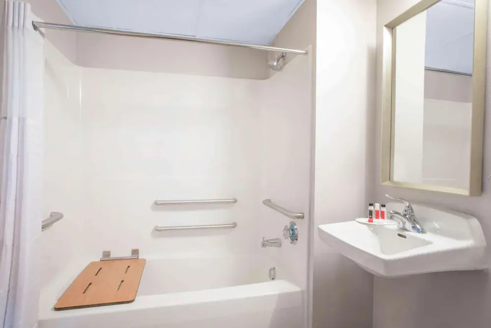 Ramada by Wyndham Hartford North / Bradley Airport