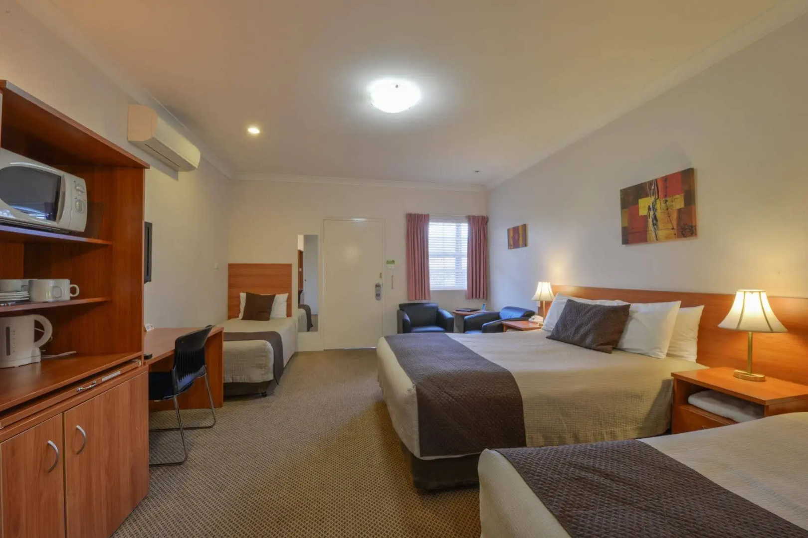 Cadman Motor Inn & Apartments