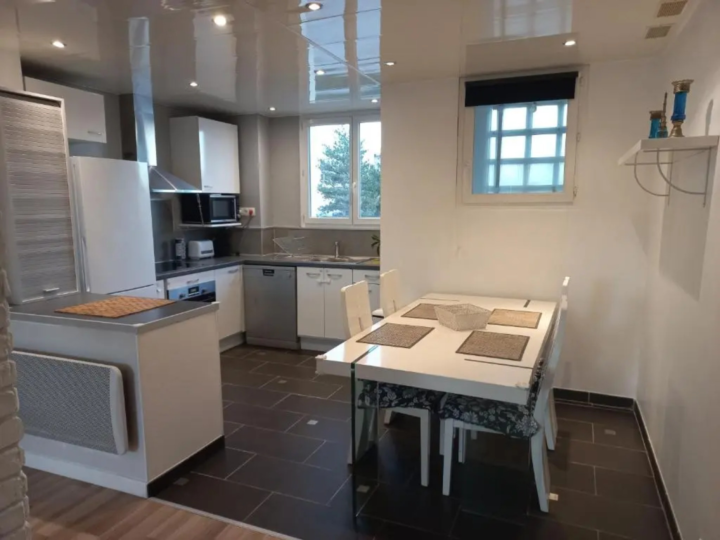 60 m2 , 2 chambres, très calme, plage et commerces à 3 minutes à pied, WIFI fibre optique et parking gratuit