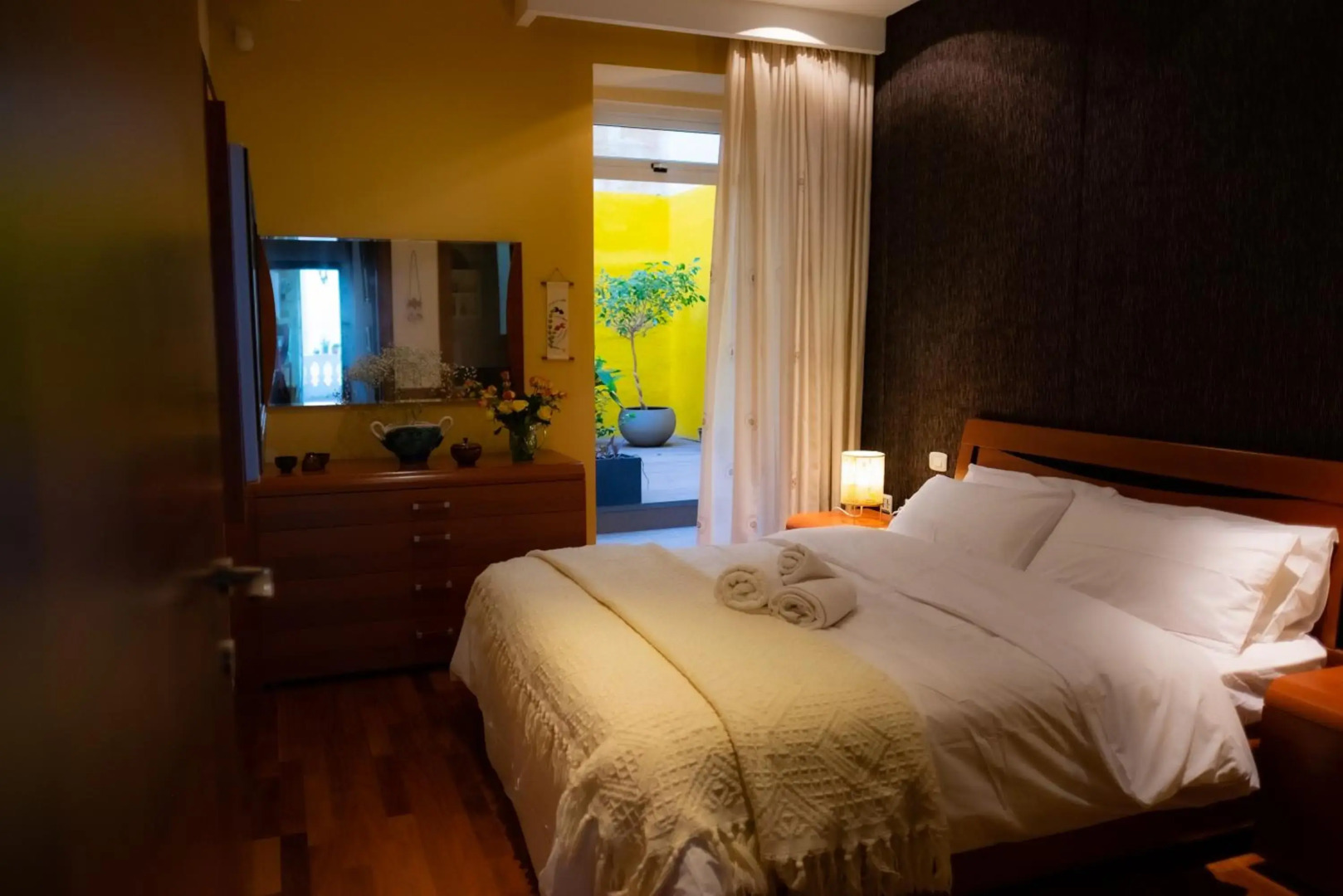 Valletta Collection - Merchant Str Apartment with large yard