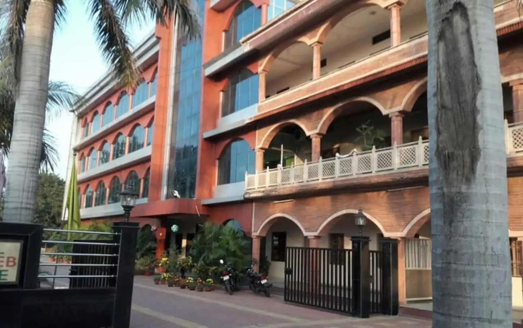 Hotel Andleeb Palace