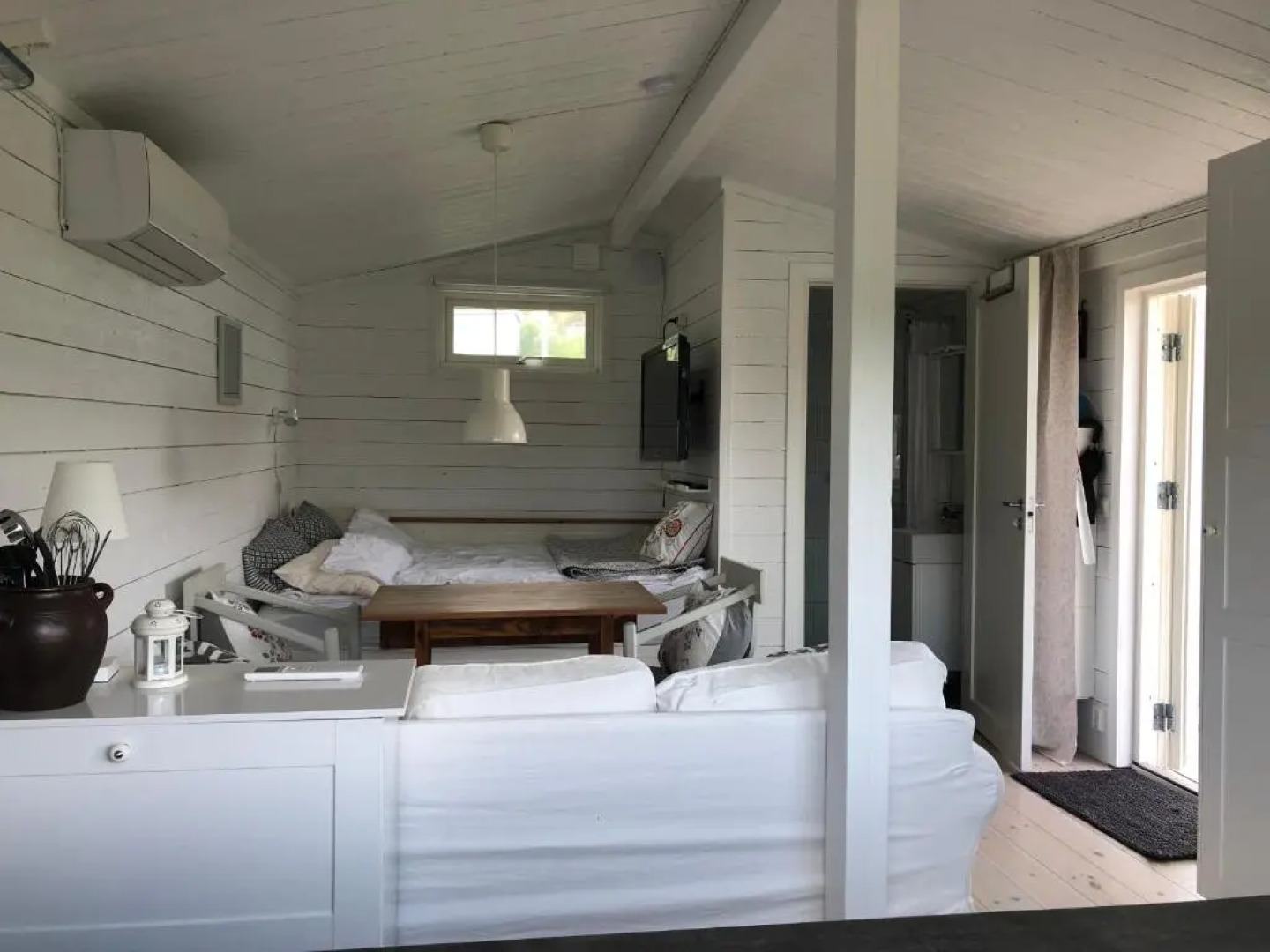 Två gästhus vid hav och strand