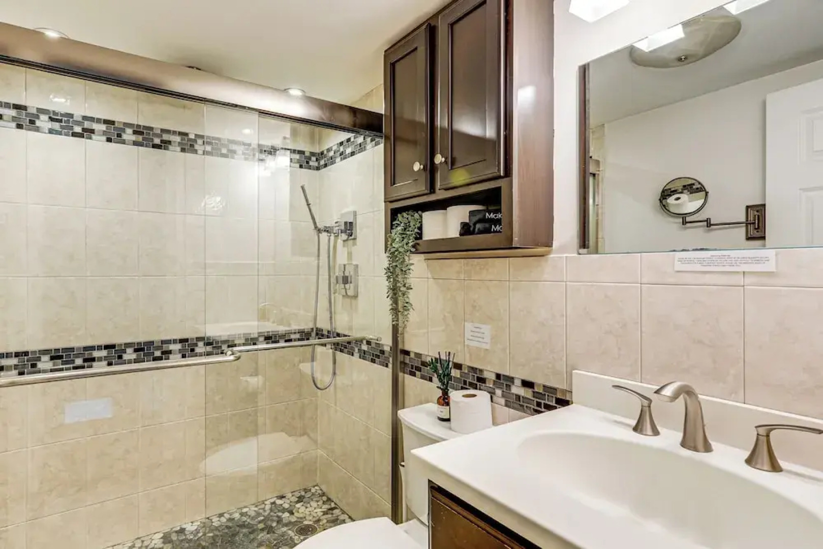 Lakefront Cottage 2 Mi to Palladium in Worcester!