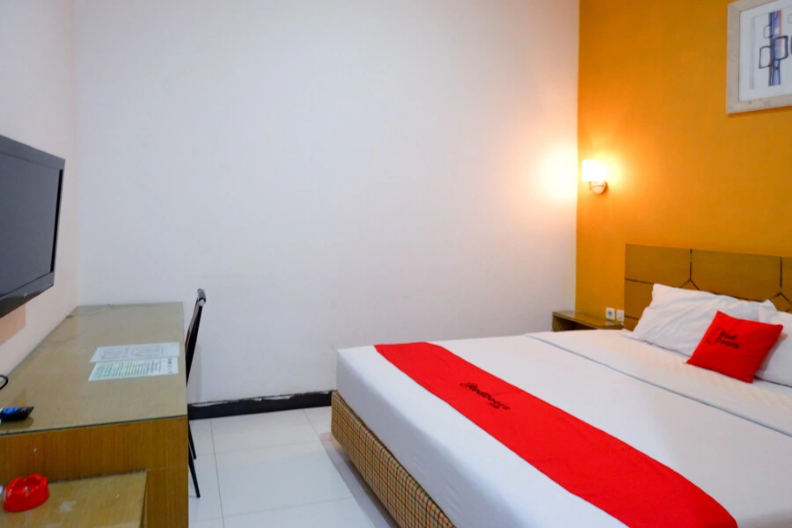 RedDoorz near Monumen Habibi Ainun