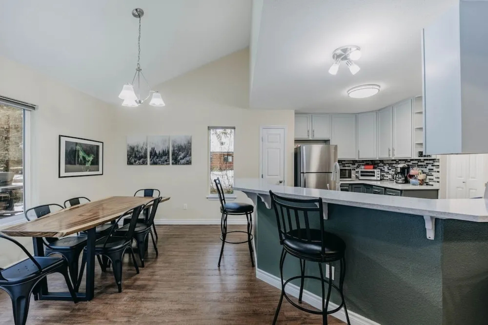 62sl - Hot Tub - Wifi - Fireplace - Pets Ok 3 Bedroom Home by Redawning