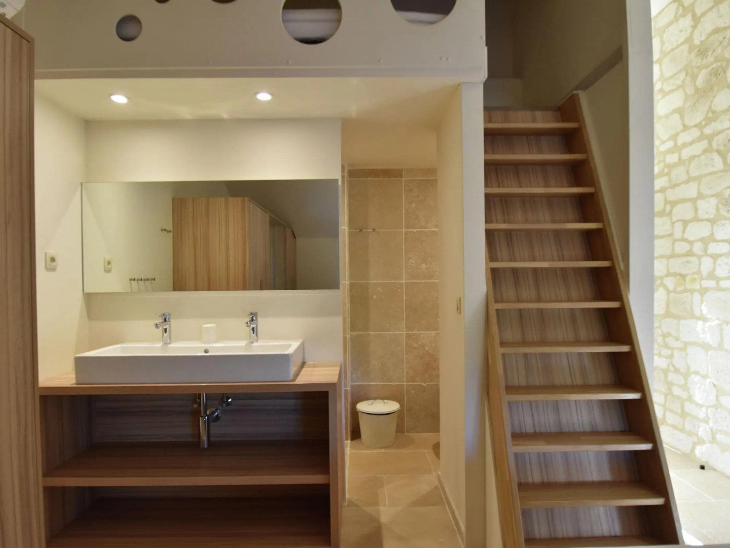 Alluring Apartment in Villesèque with Jacuzzi