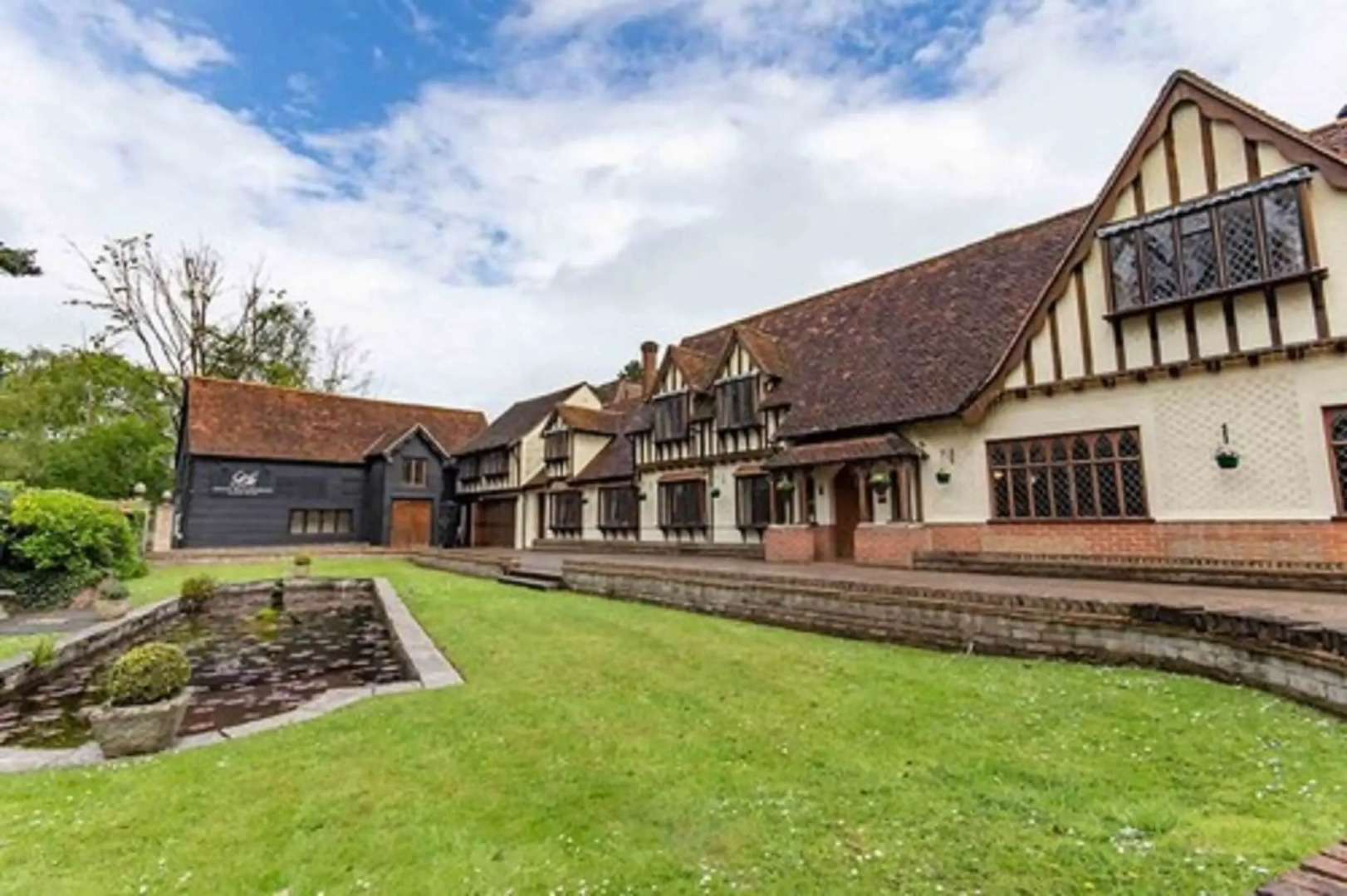 Отель Great Hallingbury Manor