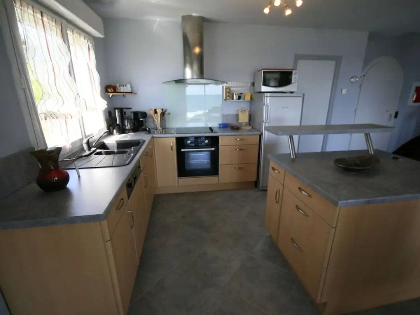 Beautiful villa by the sea with a large garden, jacuzzi, sauna and steam room.