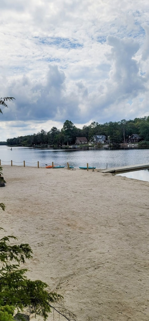 Home near 42 attractions in the Poconos